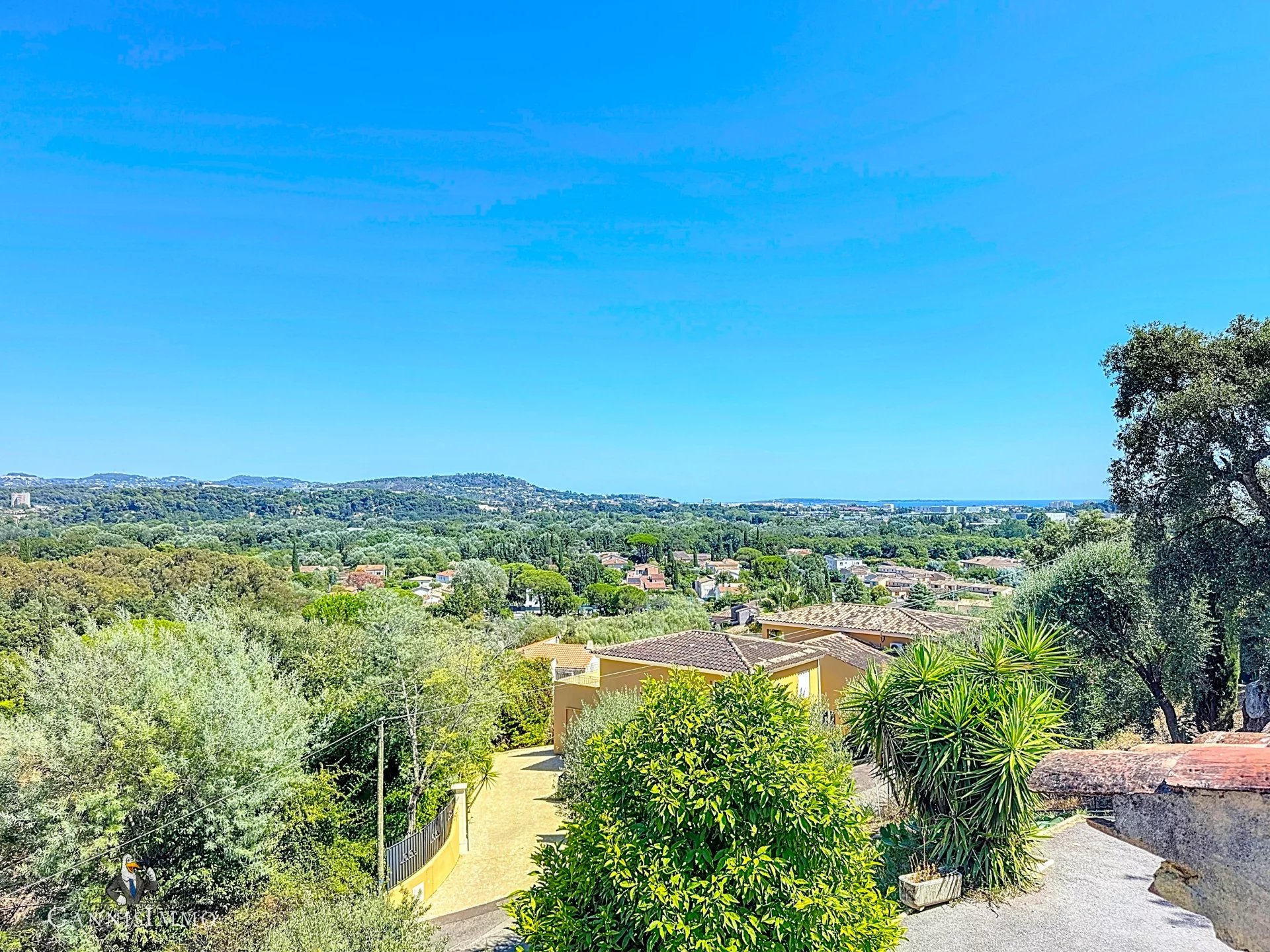 Provençal villa with sea and hill views