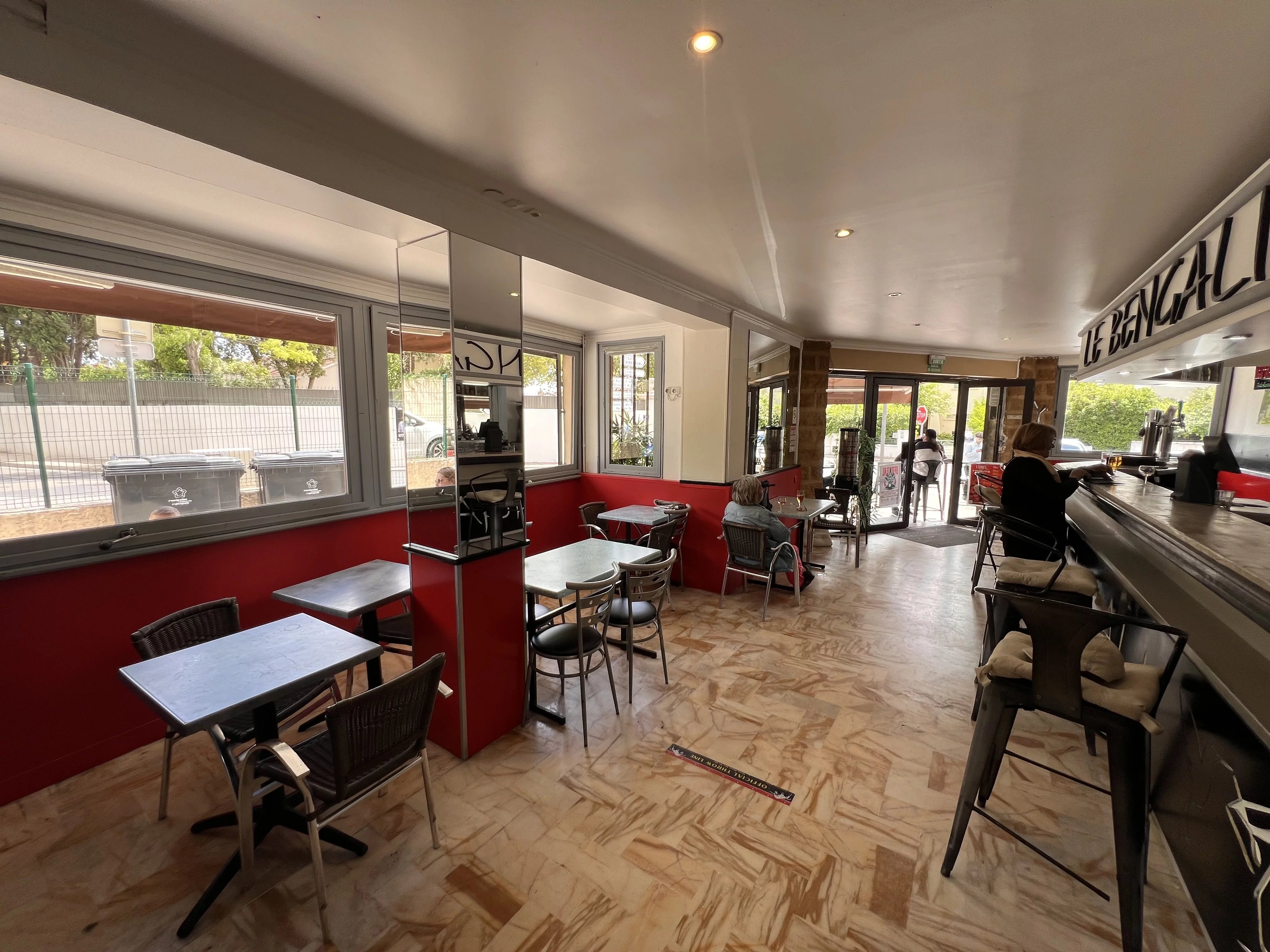 CASTELNAU-LE-LEZ – EMPLACEMENT N°1 LOCAL COMMERCIAL / FONDS DE COMMERCE – ENVIRON 70 m² + RÉSERVE + TERRASSE