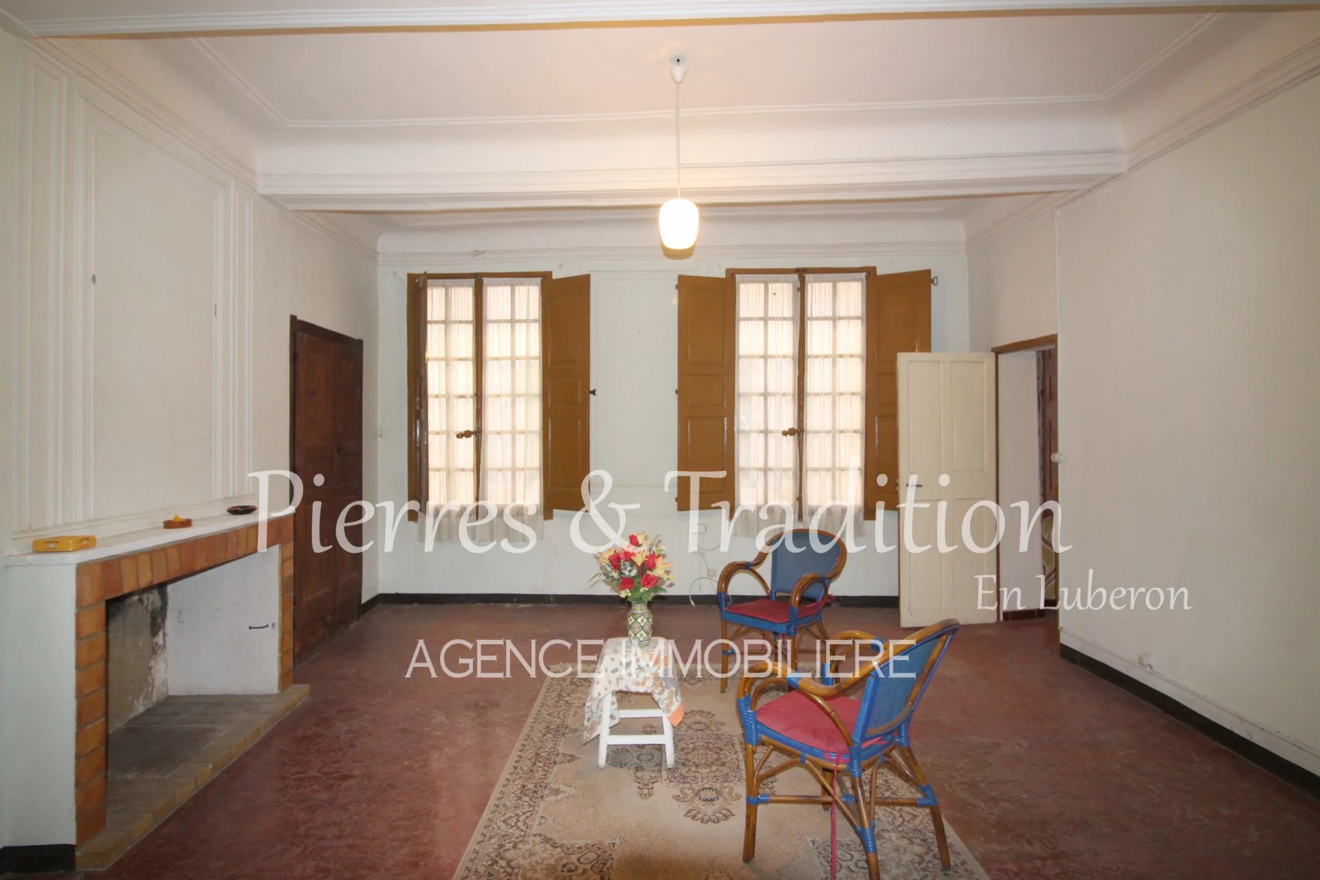 In the heart of the Luberon, beautiful town house with character