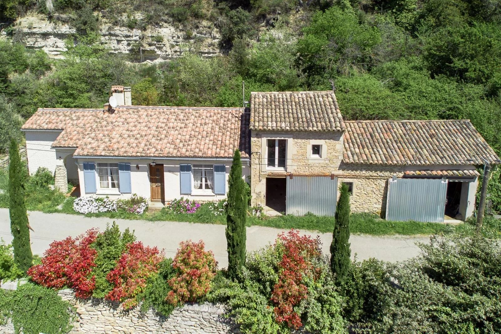 Hamlet house with outbuildings in Bonnieux