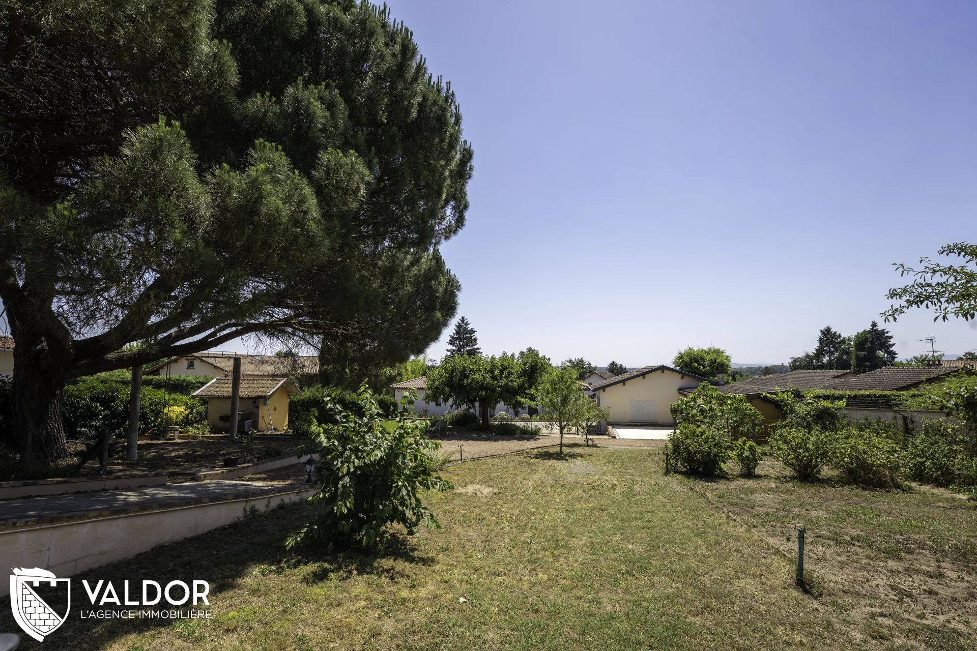 Grand terrain constructible à Montmerle sur Saône.
