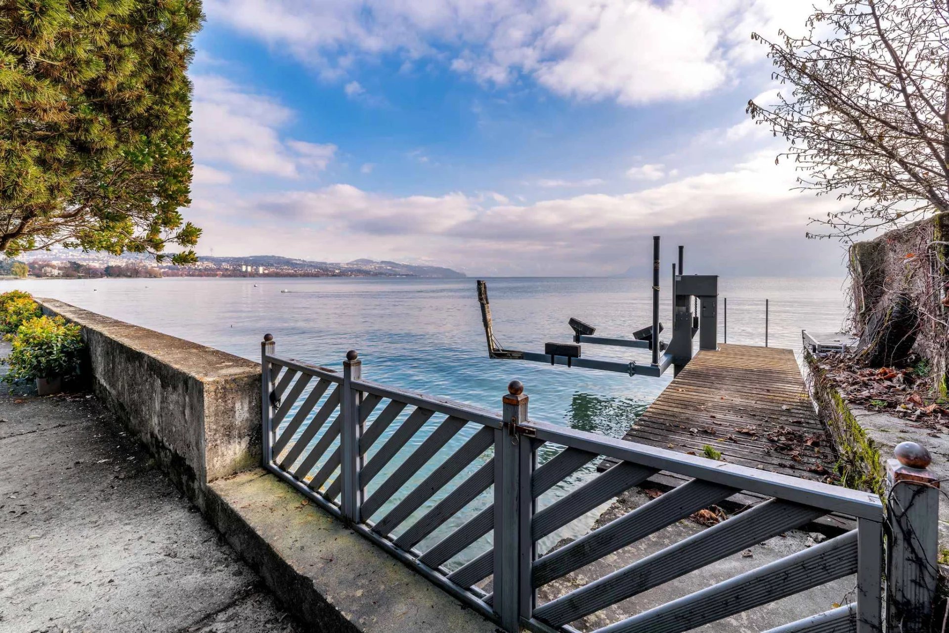 Villa contemporaine pieds dans l'eau avec piscine