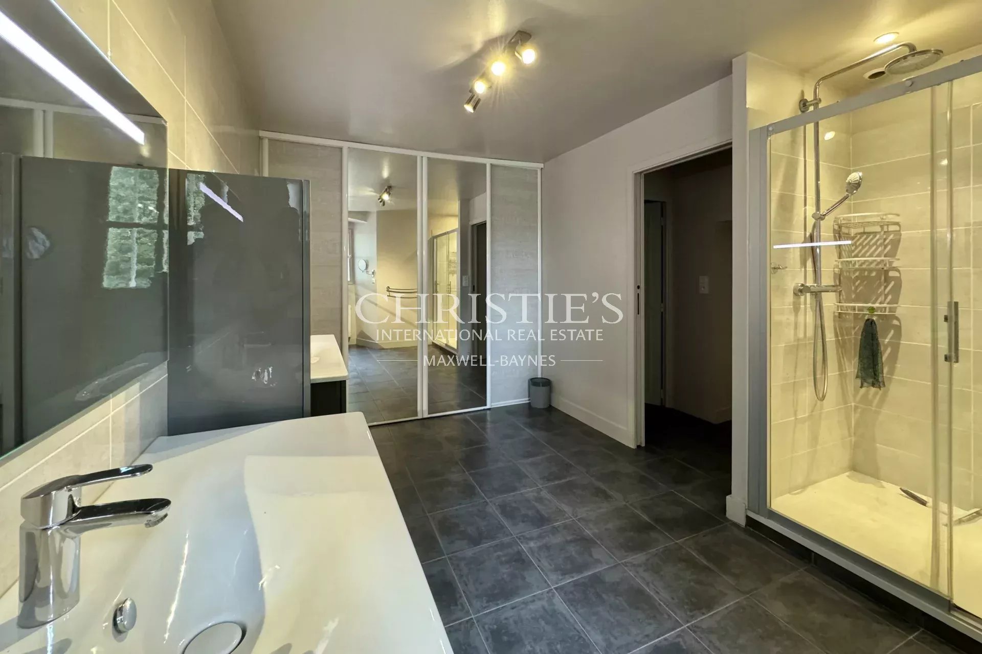 11 Bedroom Villa/Townhouse's Image 19