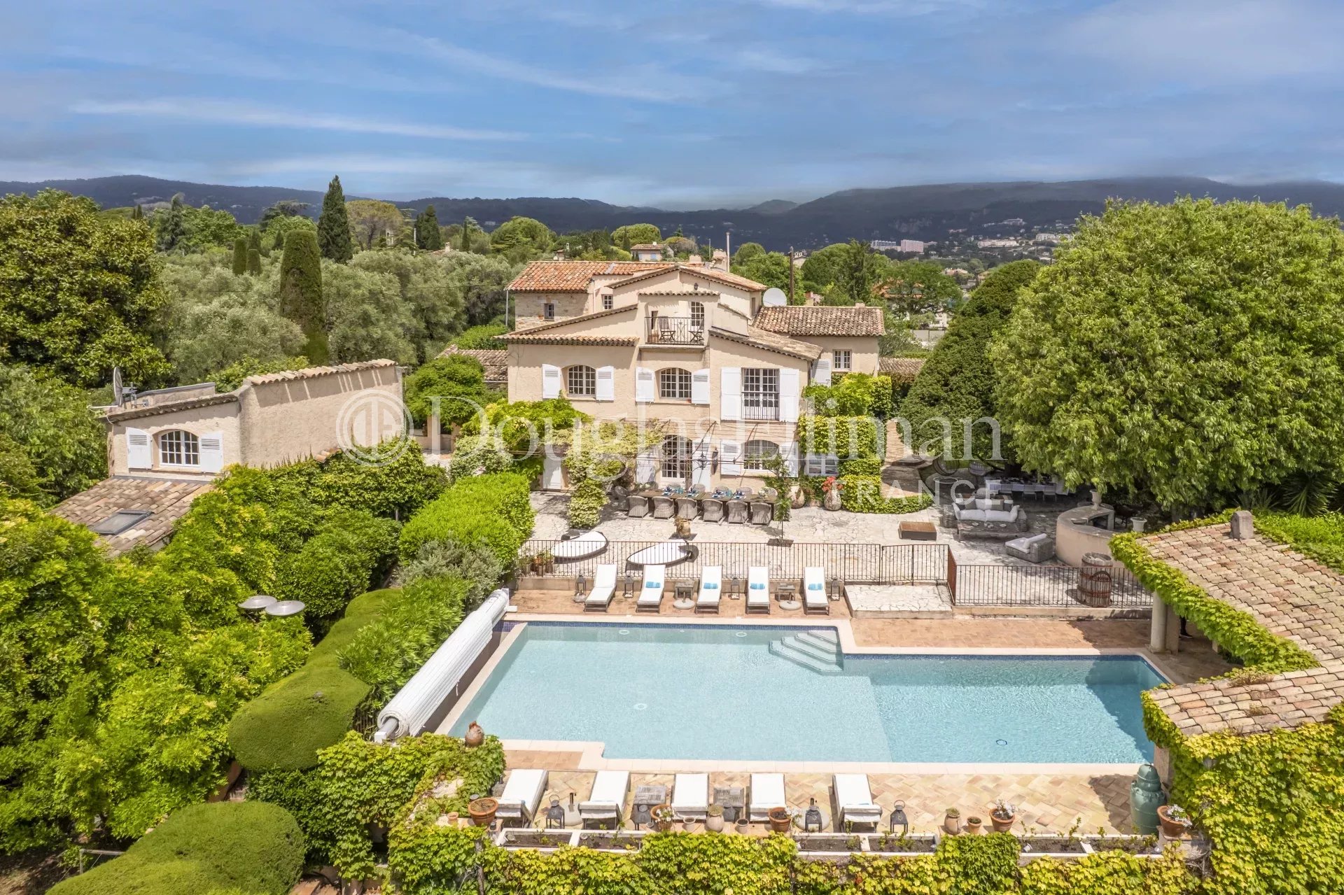 GRASSE – Magnifique propriété avec vaste terrain, maisons d&rsquo;amis et intimité exceptionnelle - Image nᵒ2