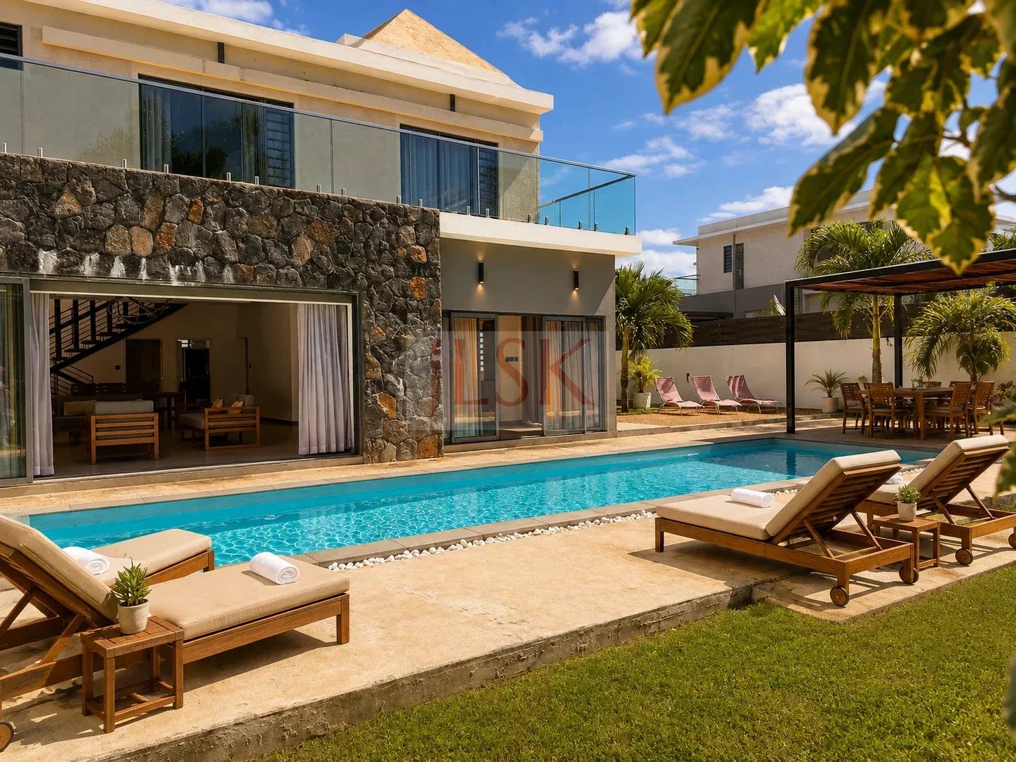 Modern 4-Bedroom Villa with Pool in Pereybère