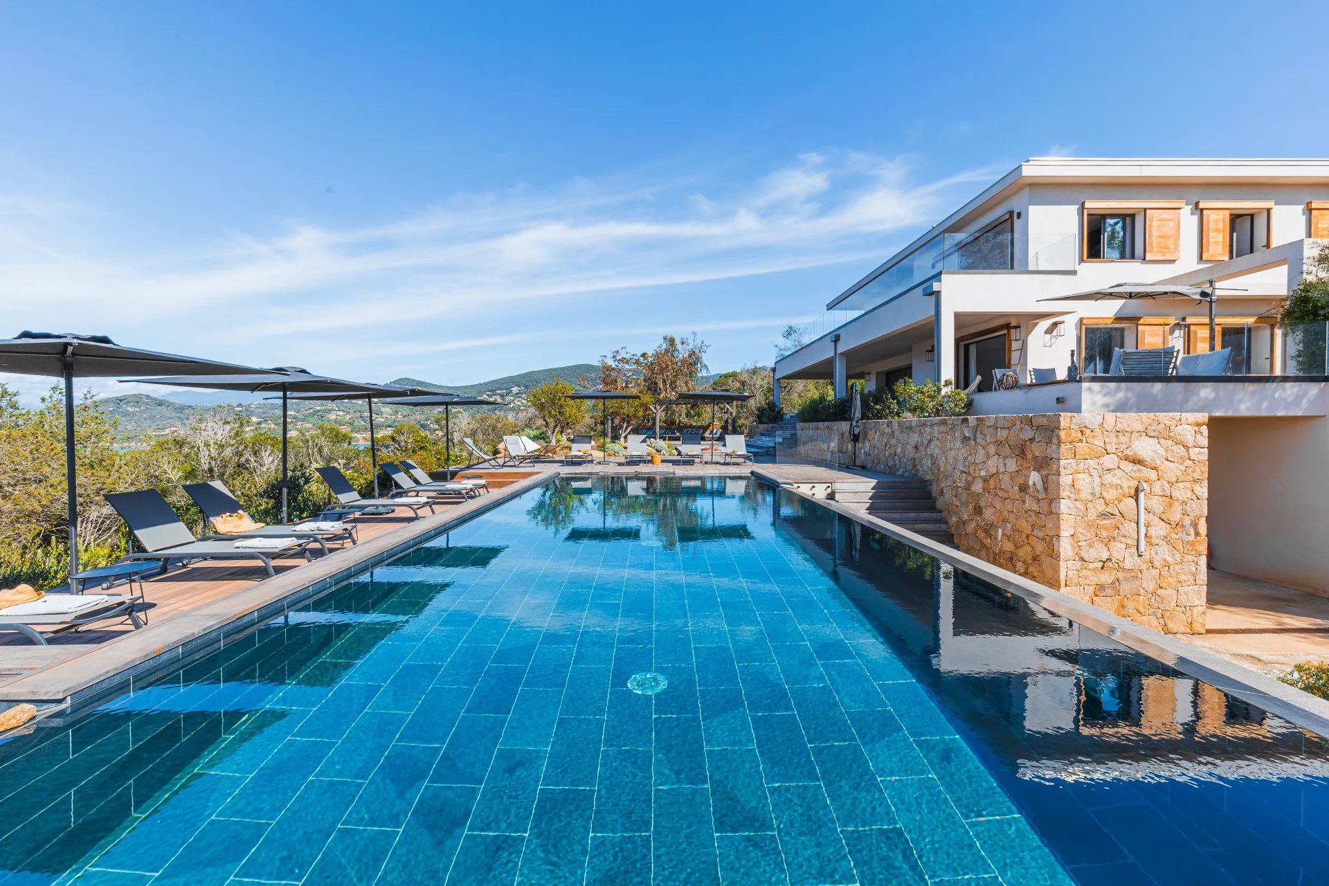 Villa CASADELMARE- 7 chambres, piscine, vue mer et montagnes, practice de golf