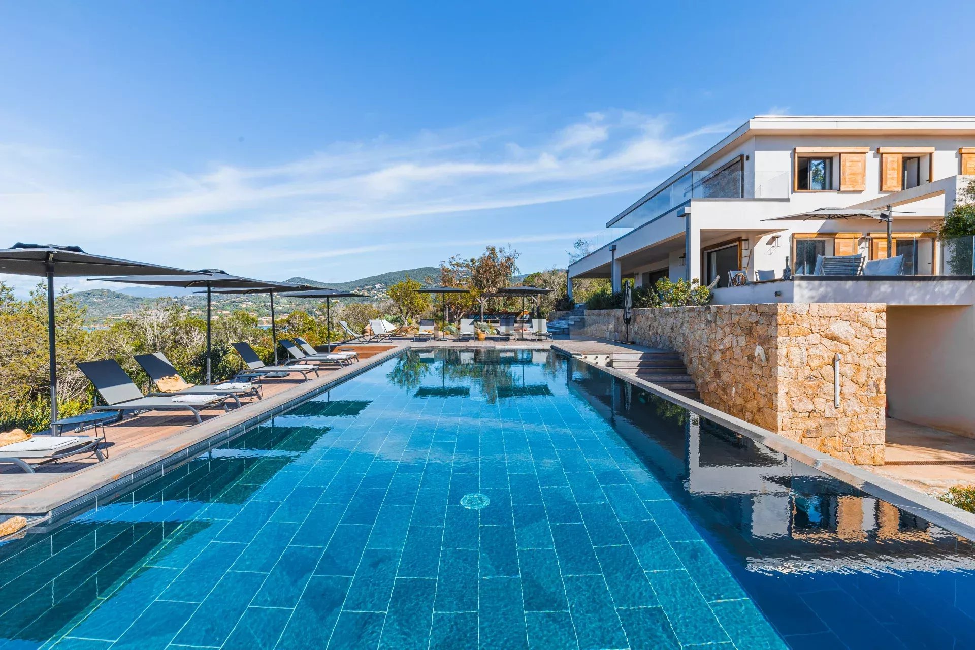 Villa CASADELMARE- 7 chambres, piscine, vue mer et montagnes, practice de golf