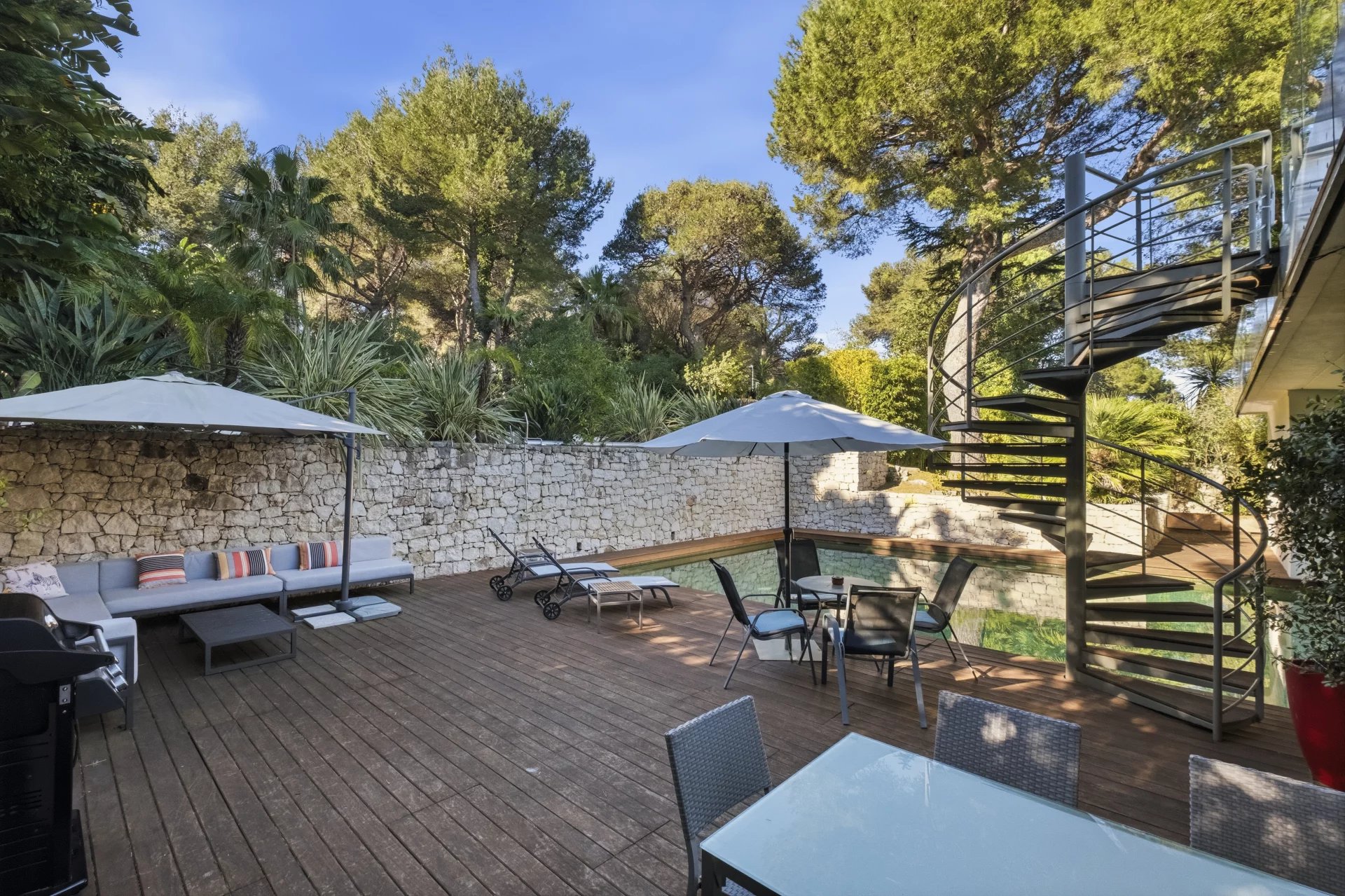 Modern 5-bedroom villa with open views and pool