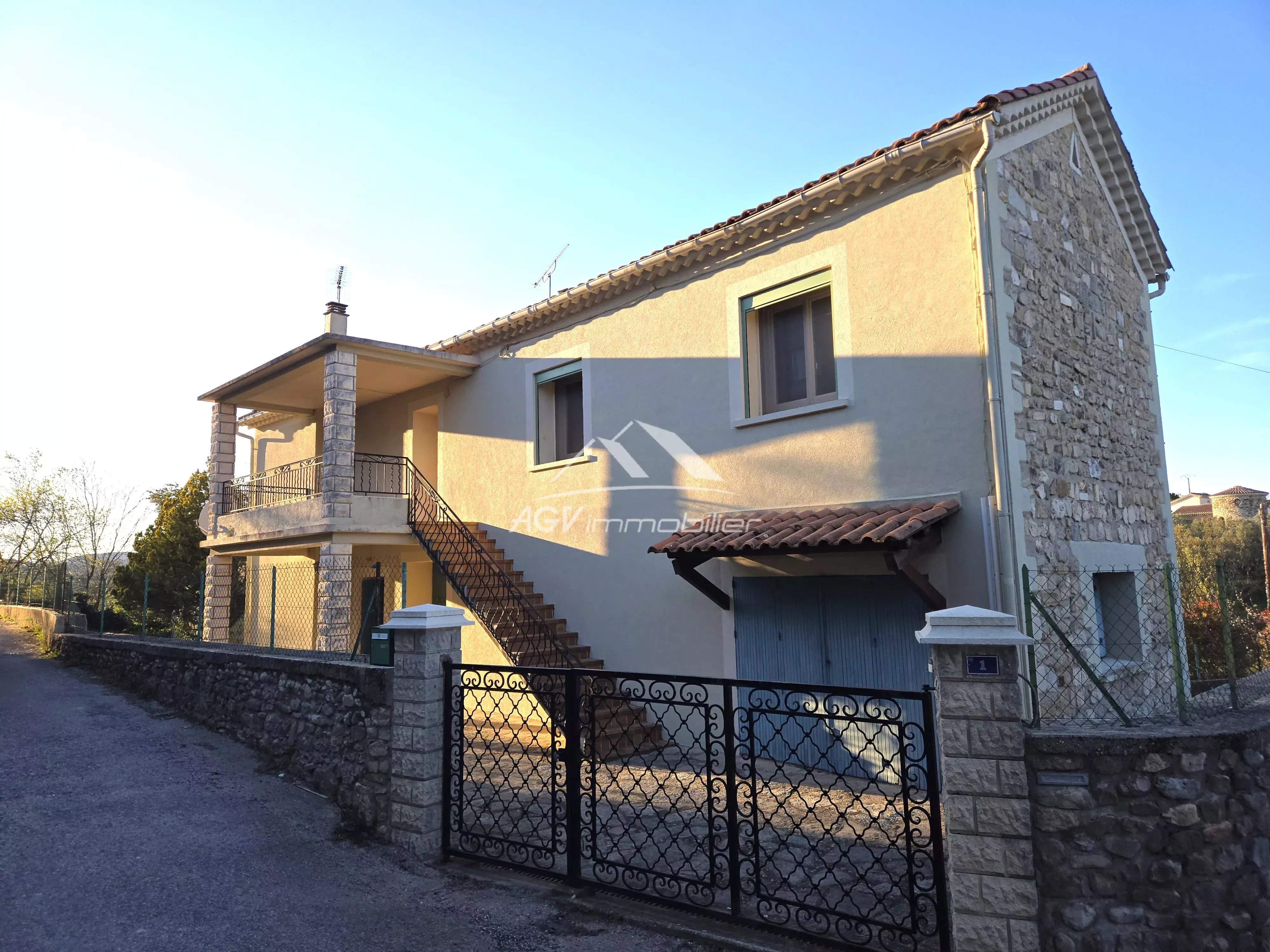 Maison en pierres, 2 logements,double garage