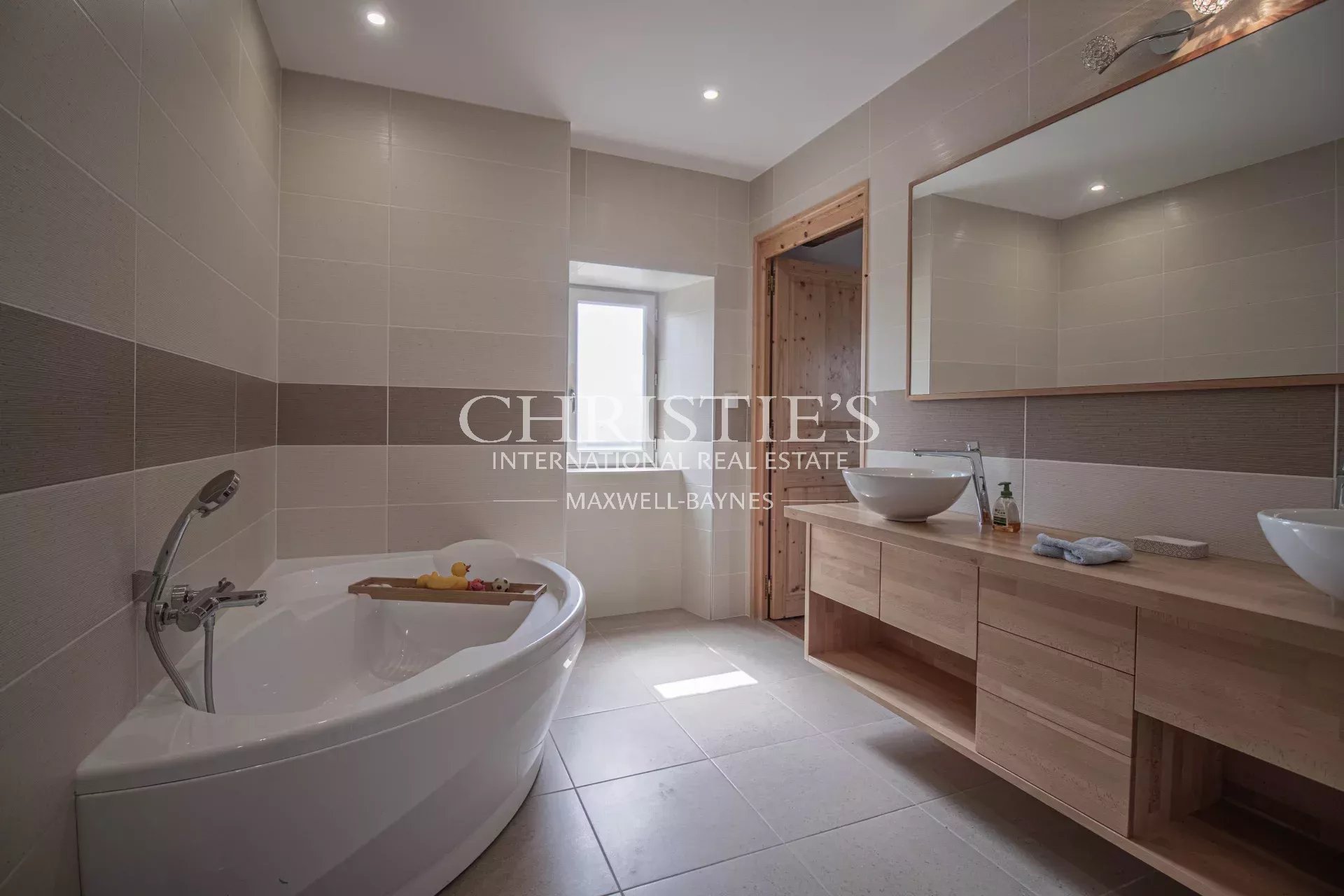 7 Bedroom Villa/Townhouse's Image 14