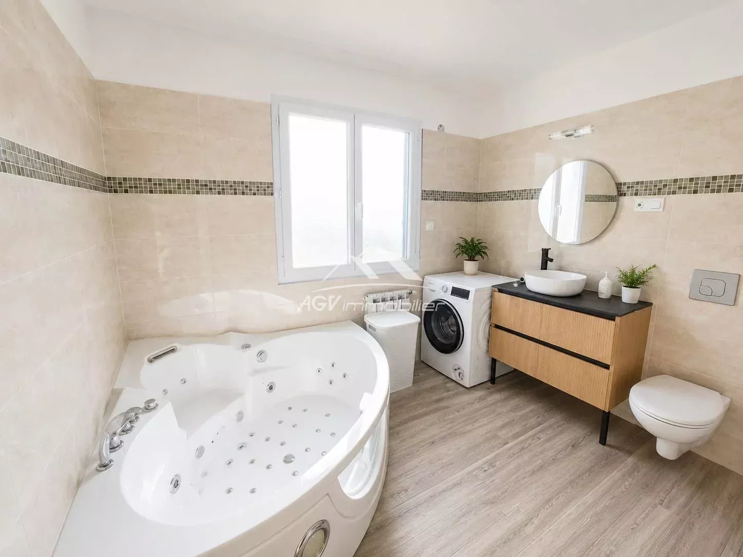 A Alès, maison 165 m², avec piscine garage, abris voiture et terrain de pétanque sur 1161 m² de terrain