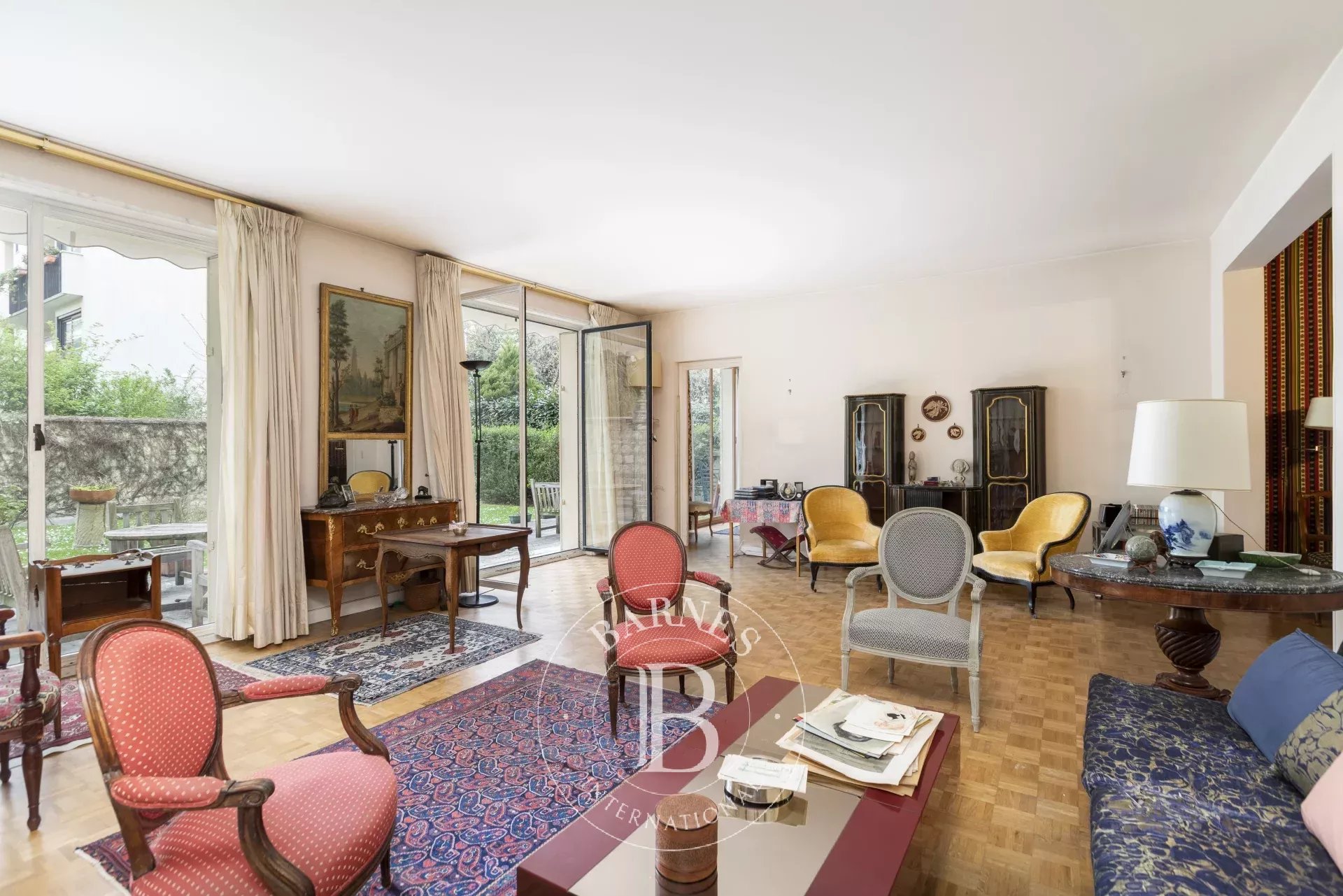 Neuilly - Town Hall - 3 or 4-bedroom garden-level apartment