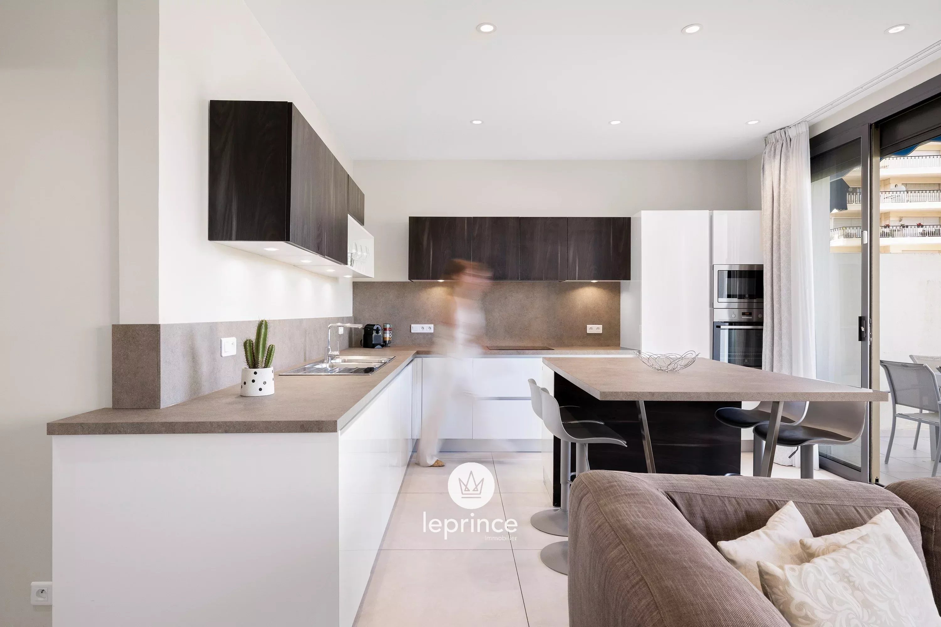 Cannes Pointe Croisette – 5-Room Dual-Aspect Apartment – Terrace – Cellar and Garage