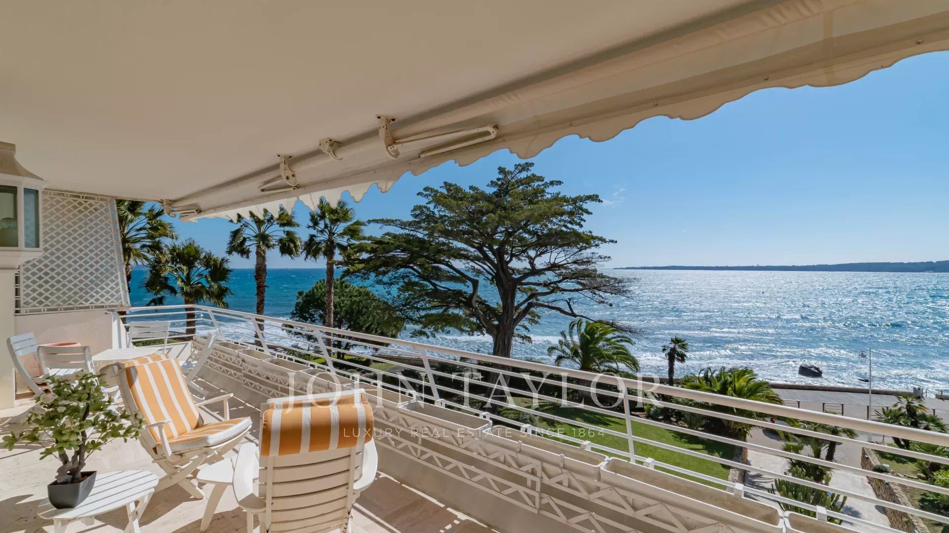 CANNES PALM BEACH - Face aux îles de Lérins, magnifique vue sur la mer pour ce spacieux appartement de 2 chambres