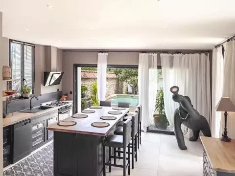 HERENHUIS MET ZWEMBAD EN BIJGEBOUW, THUIR