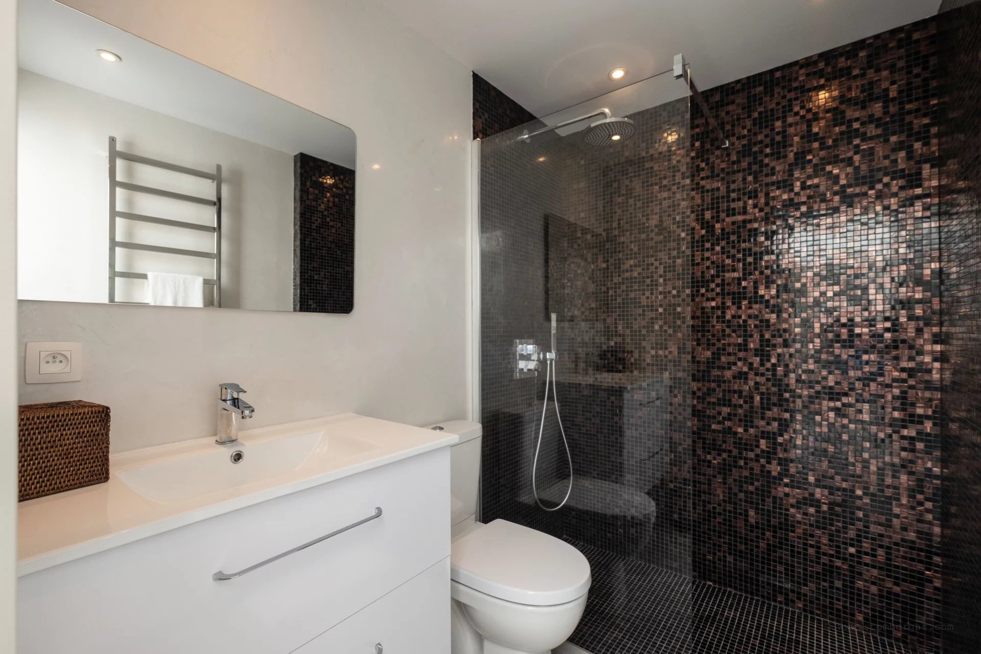 Provencal villa with flat gardens, pool and sea views