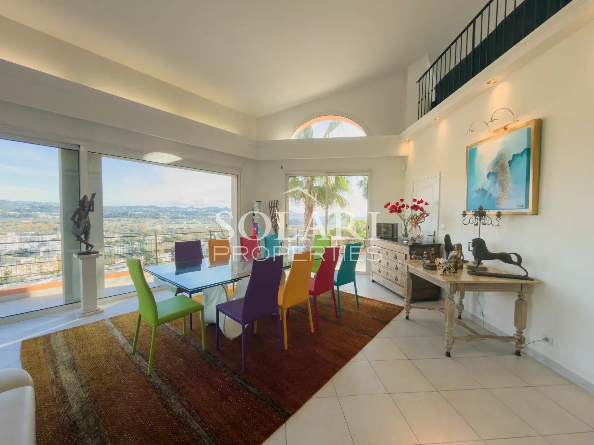 Villa avec piscine et vue panoramique sur la mer et les montagnes