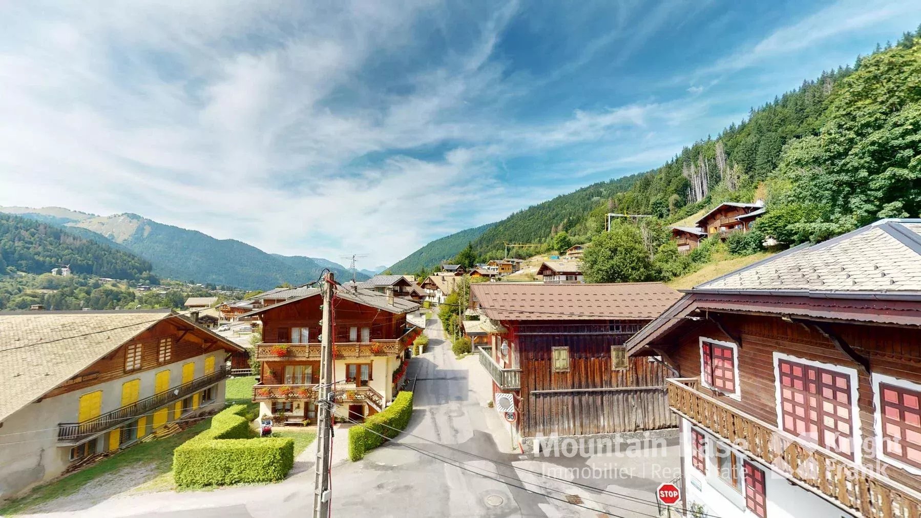 Photo of New 3-bedroom duplex apartment with cabin ideally located