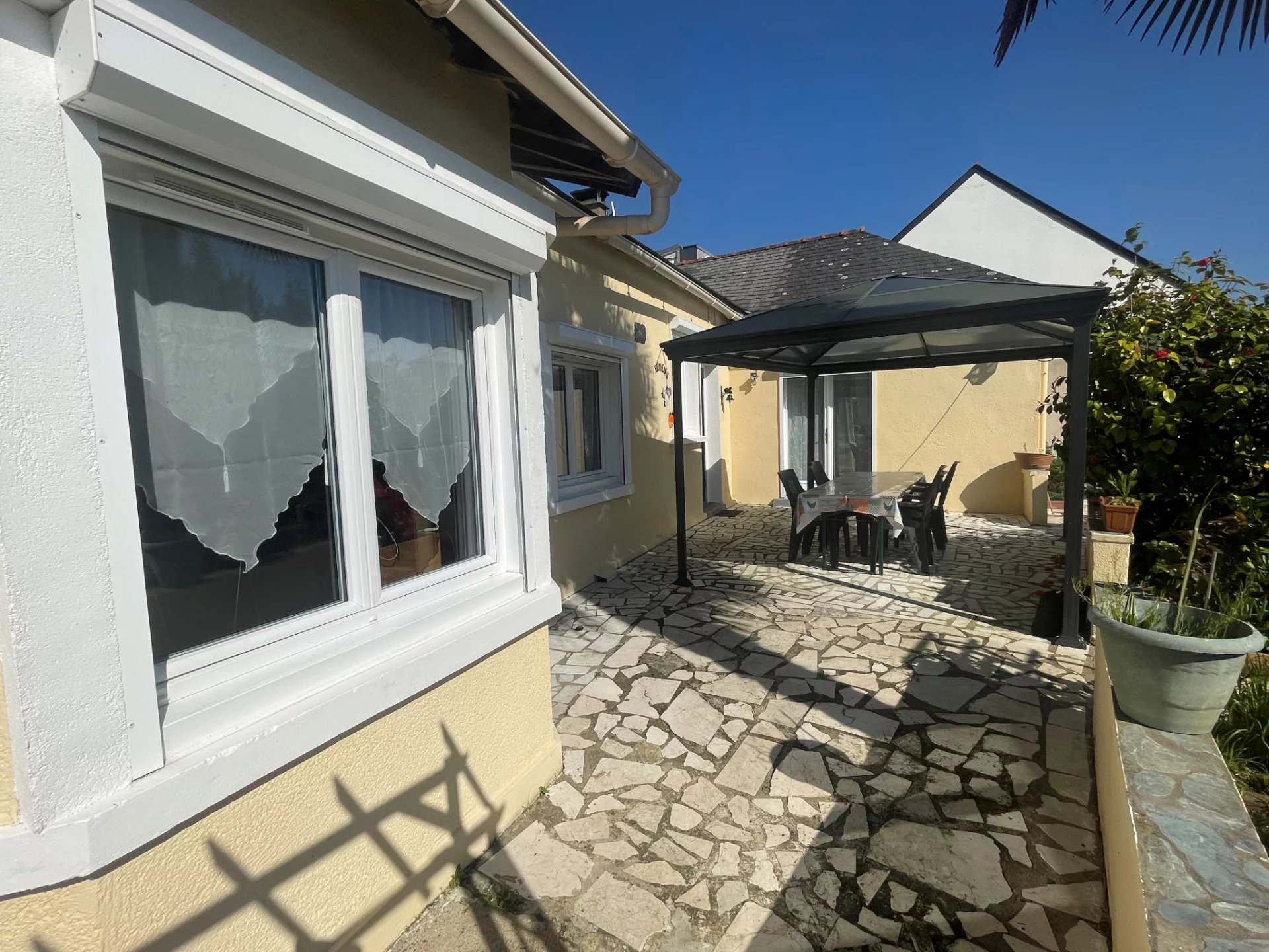 Maison avec dépendances et jardin - MONTREUIL JUIGNE