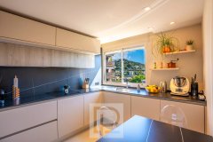 Fully renovated luxury top floor apartment with huge furnished terrace — photo 4 of 6