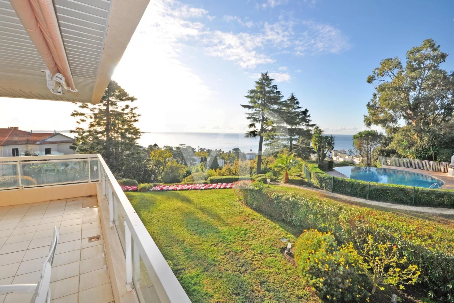 Corner Apartment with Expansive Terrace and Panoramic Sea Views – Croix des Gardes