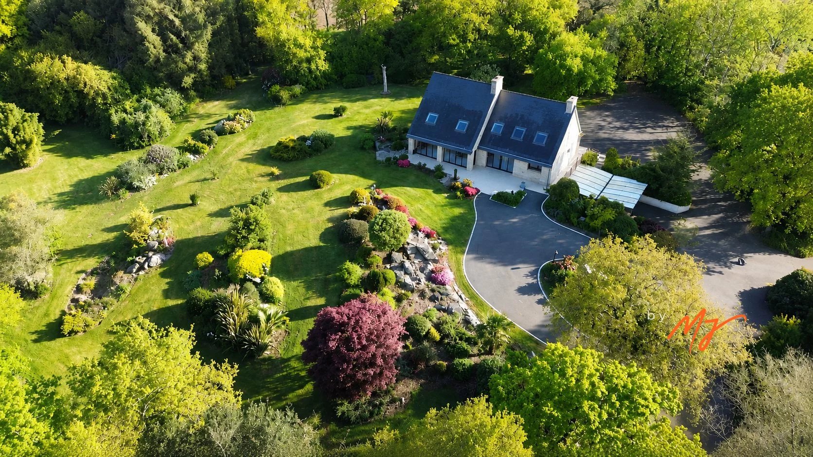 EXCLUSIVITÉ - PLOUZÉVÉDÉ - ELEGANTE MAISON FAMILIALE - PARC