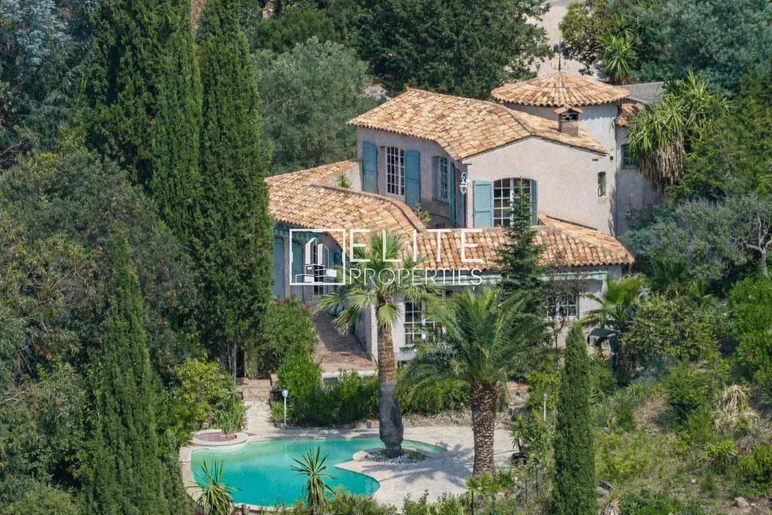 Maison de charme avec vue mer panoramique. piscine et dépendance