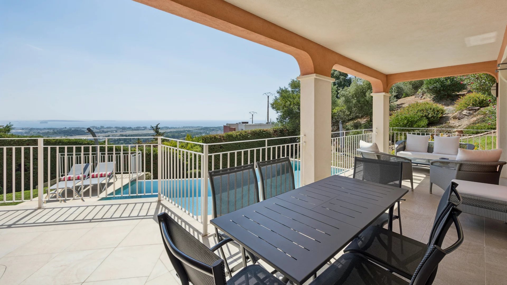 ELEGANT SEA-VIEW PROPERTY IN A PRIVATE GATED ESTATE