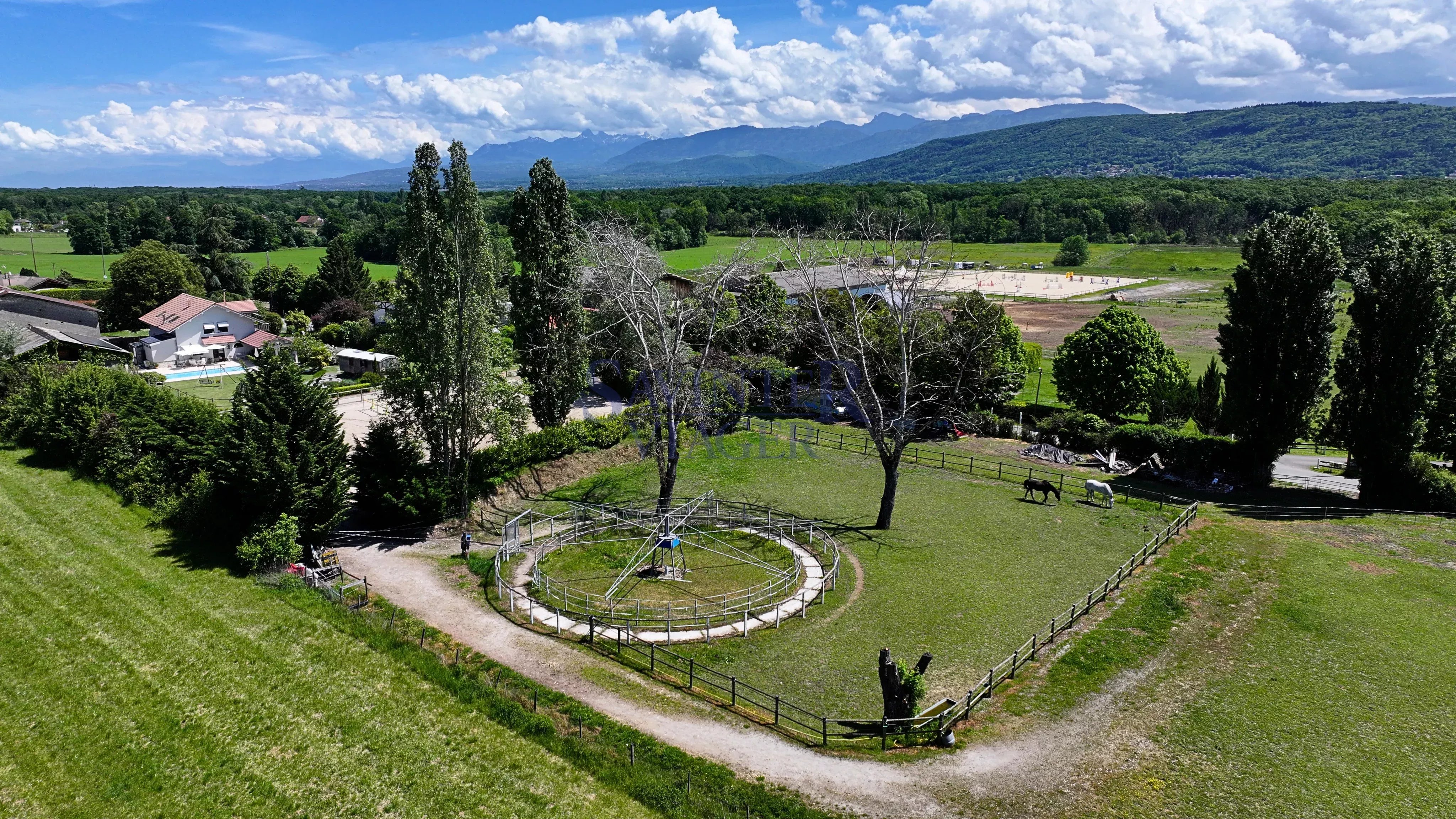 Demeure atypique avec installations équestres – Terrain de 16 832 m²