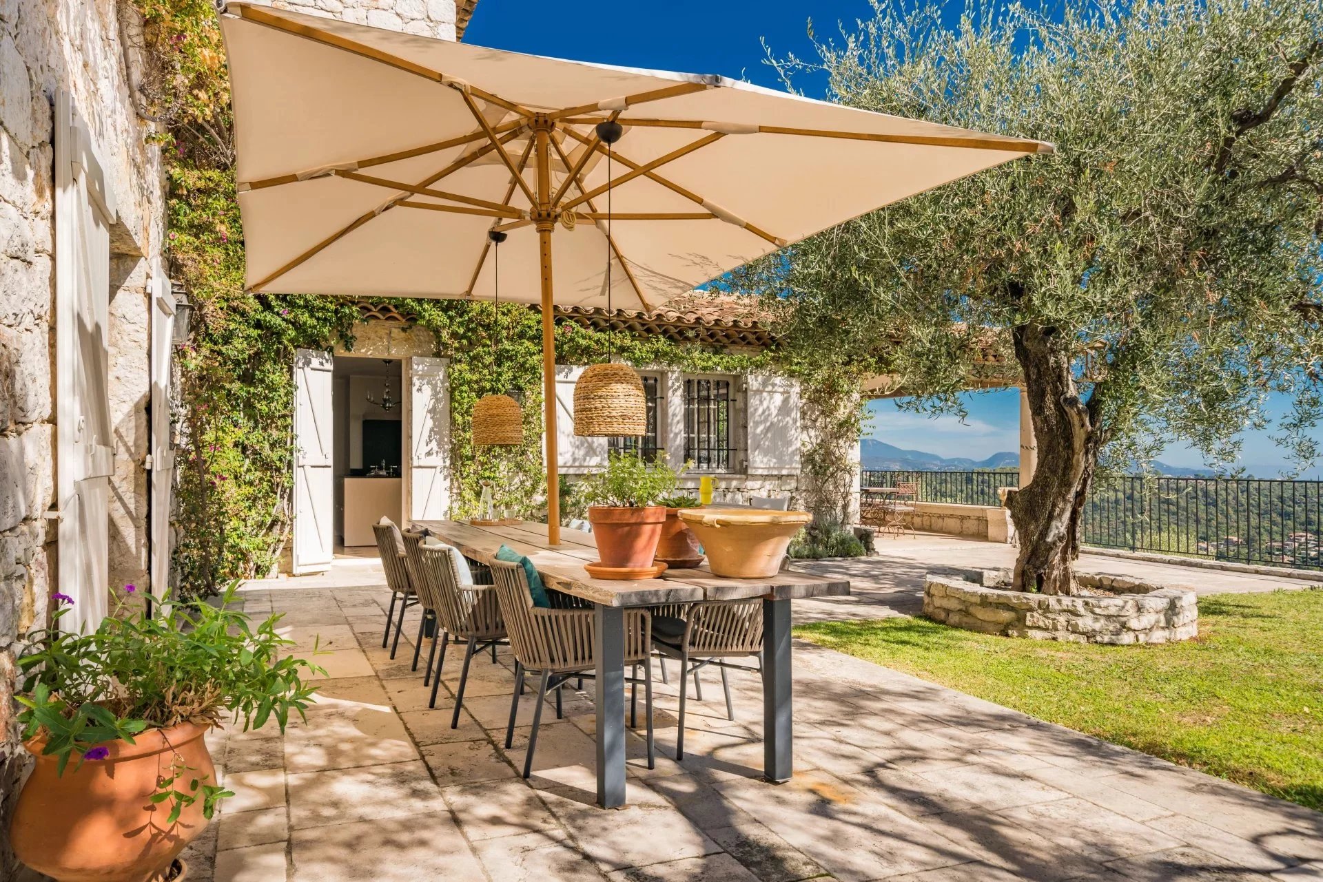  Image of Villa - 6 Bedrooms for Sale in Alpes-Maritimes-Vence-France, Image 6