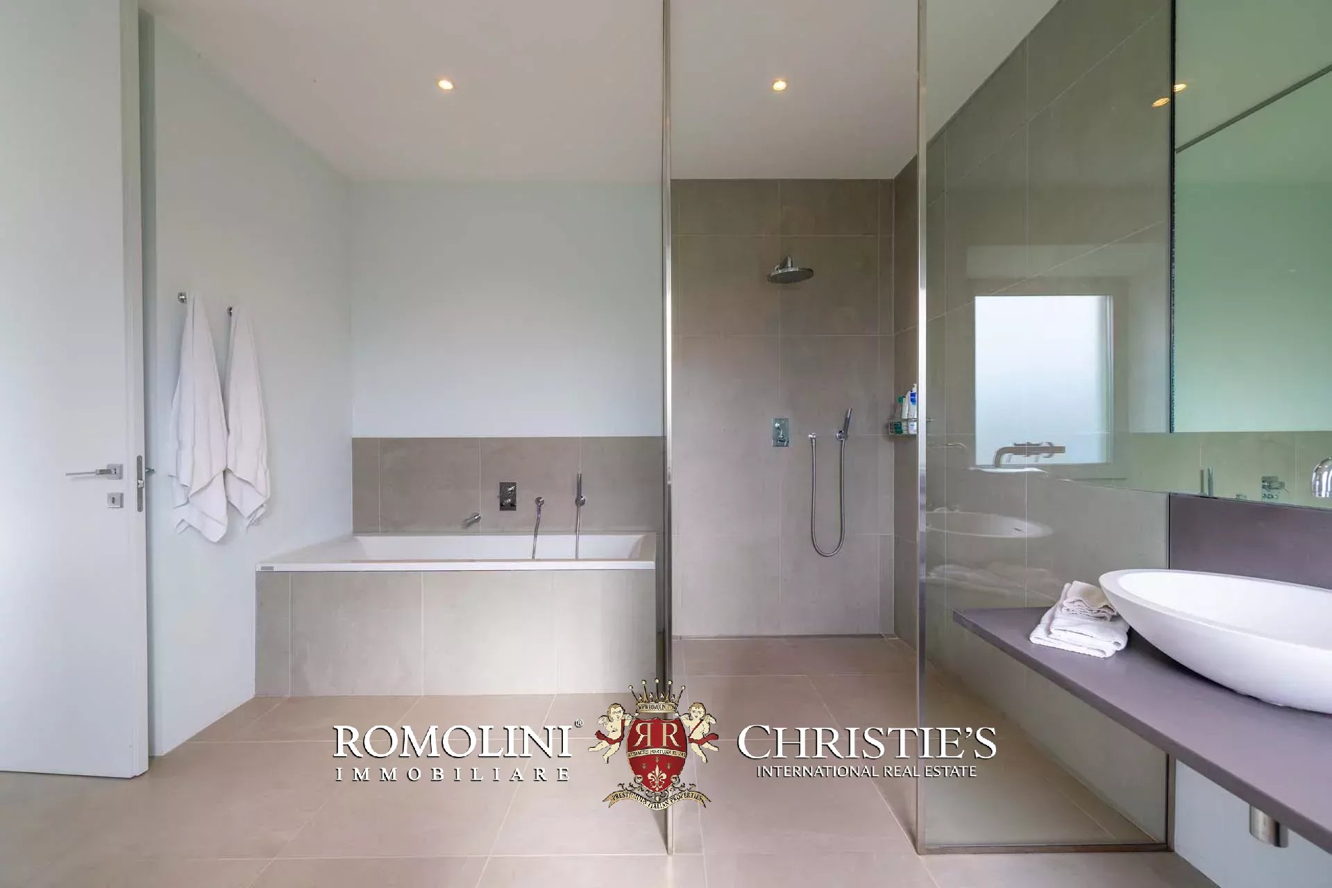 7 Bedroom Villa/Townhouse's Image 116