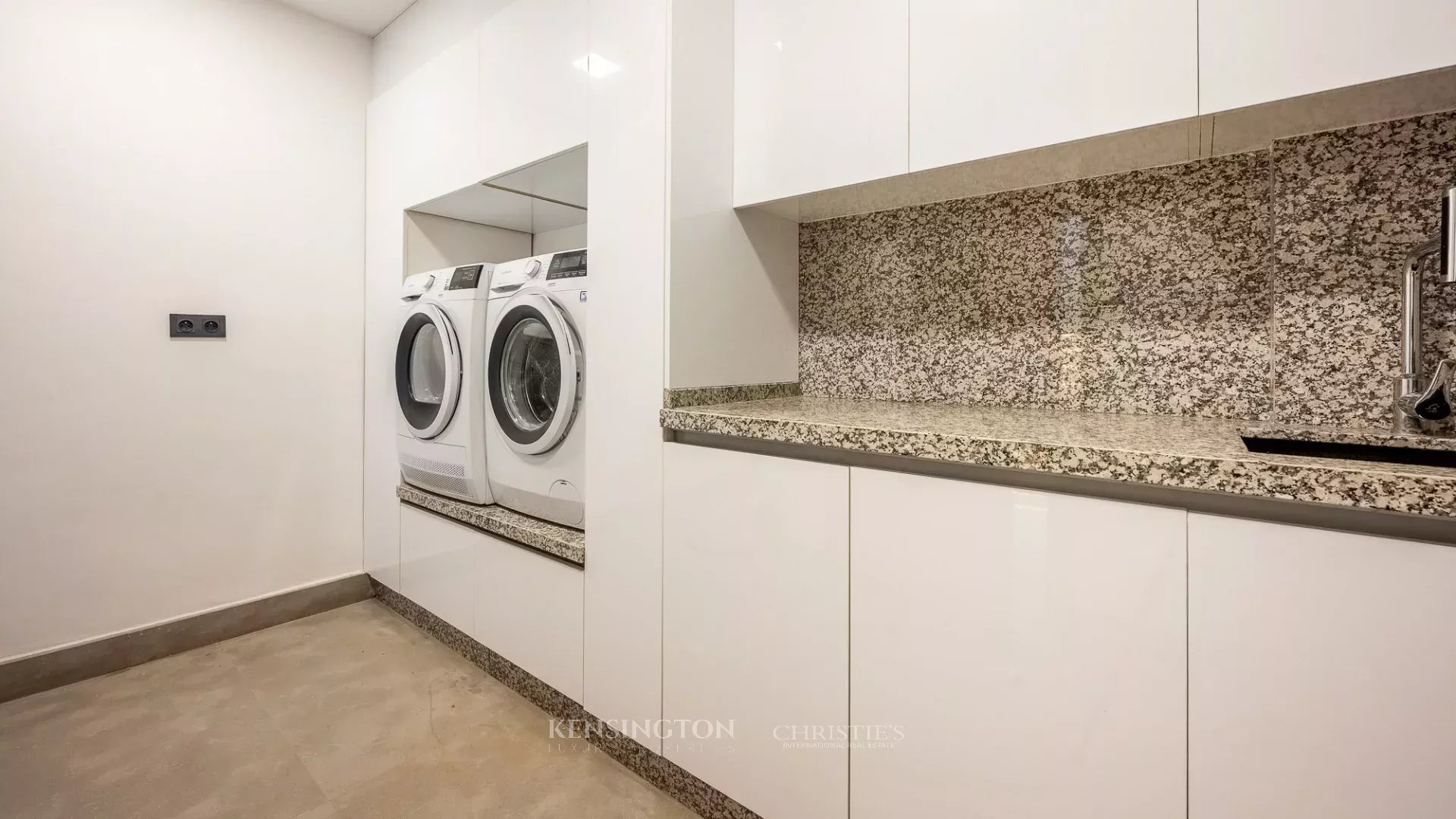 5 Bedroom Villa/Townhouse's Image 20