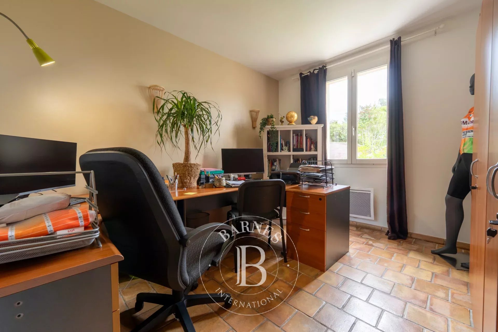 UNDER SALE OFFER - ÉGUILLES – SINGLE-STOREY VILLA – 205 SQM – INDEPENDENT ONE-BEDROOM APARTMENT – POOL – PANORAMIC VIEW – ABSOLUTE TRANQUILITY - picture 34