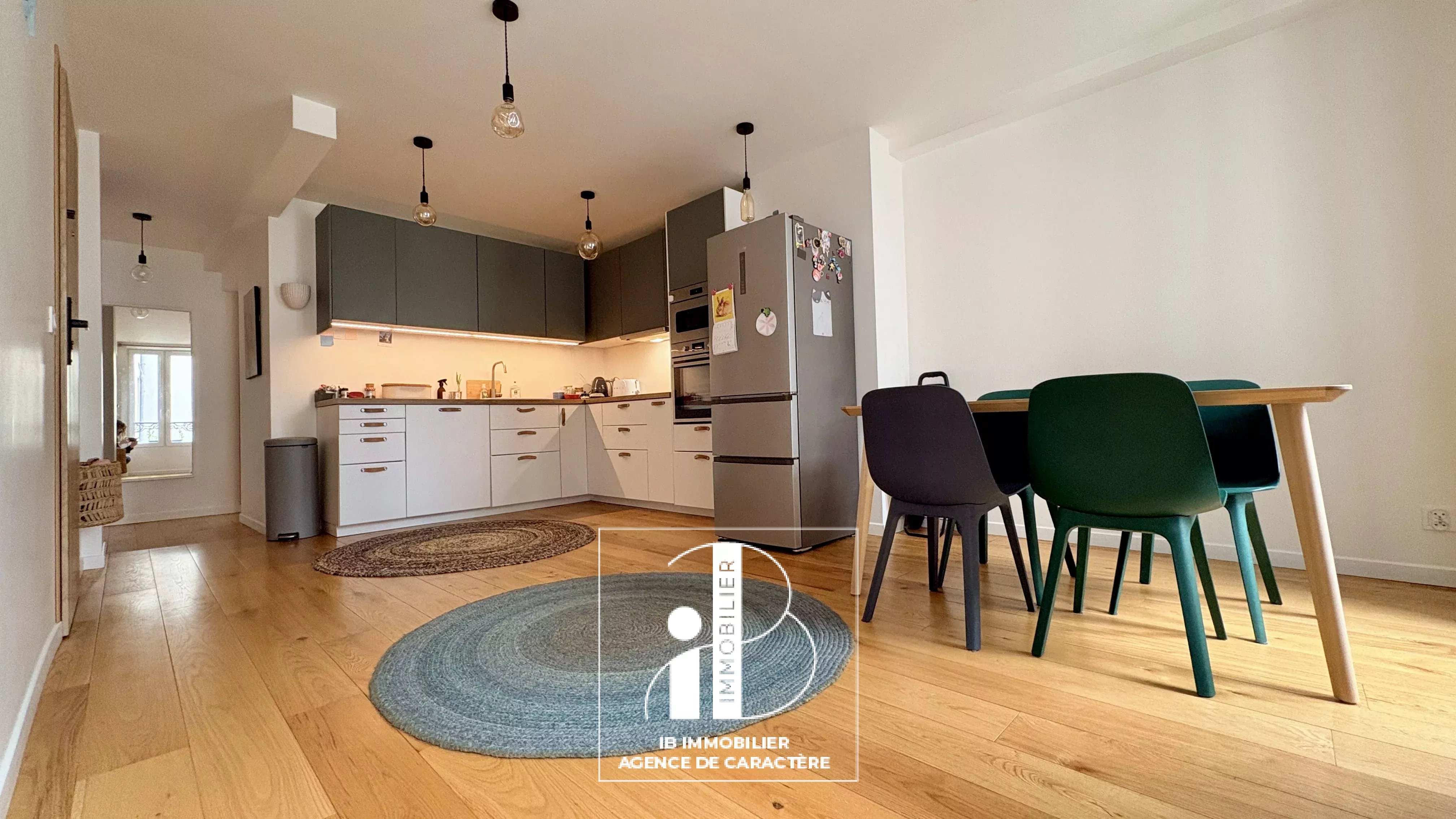 FONTAINEBLEAU COEUR DE VILLE - BEL APPARTEMENT rénové de 88 M²