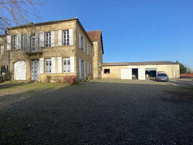 Ensemble immobilier à rénover composé d'une maison de 190m2 habitable et 825m2 de dépencances sur un terrain de 1 700m2