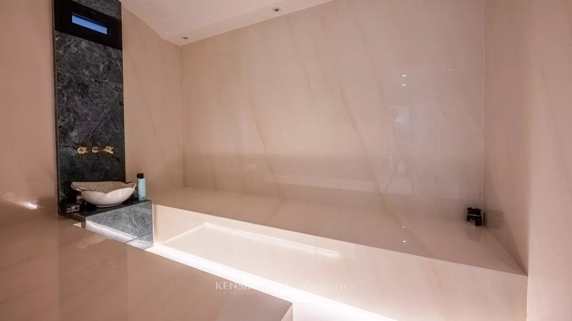 8 Bedroom Villa/Townhouse's Image 22