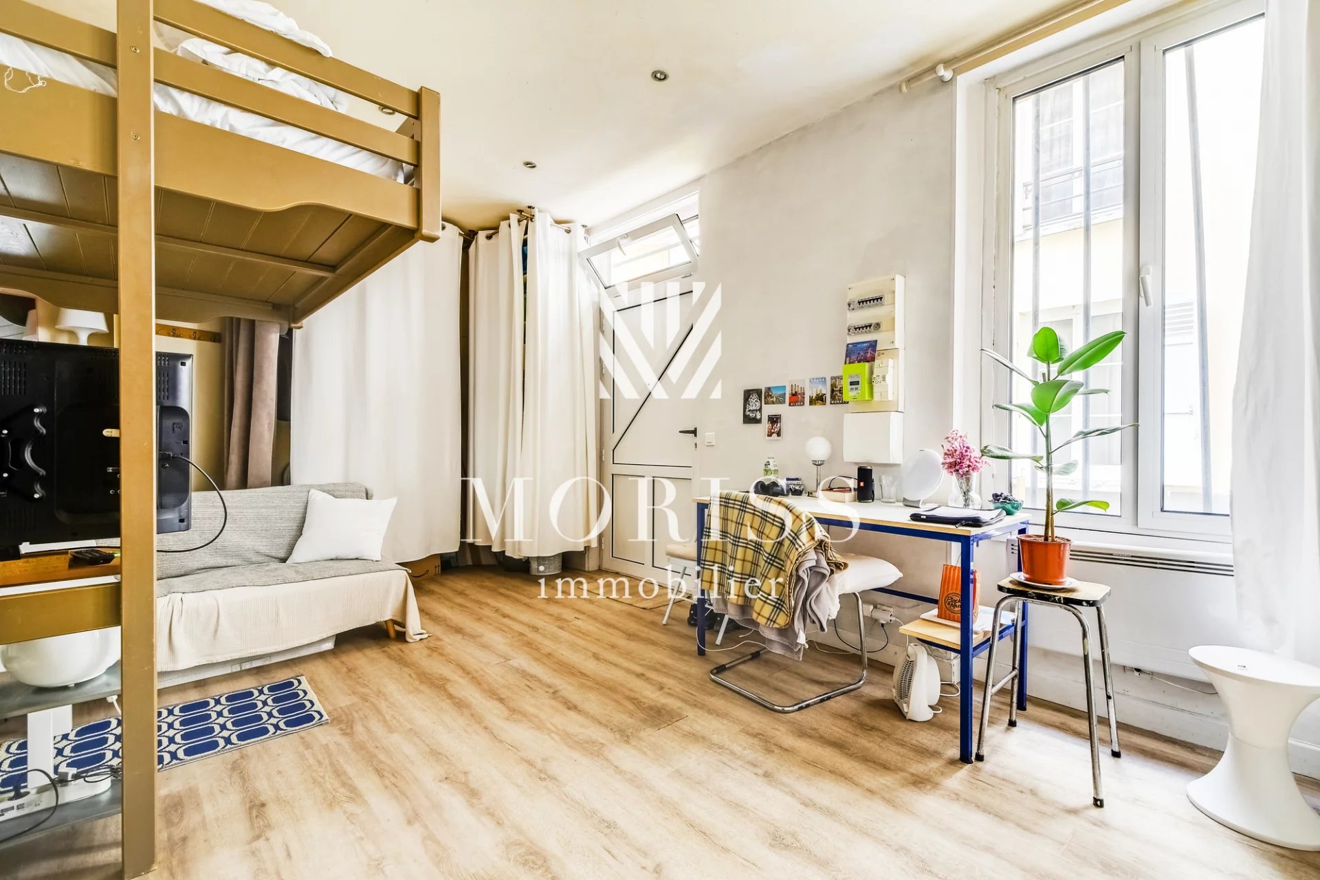 Studio avec 3,90 m de hauteur sous plafond – Excellent état – Fo - Image Array