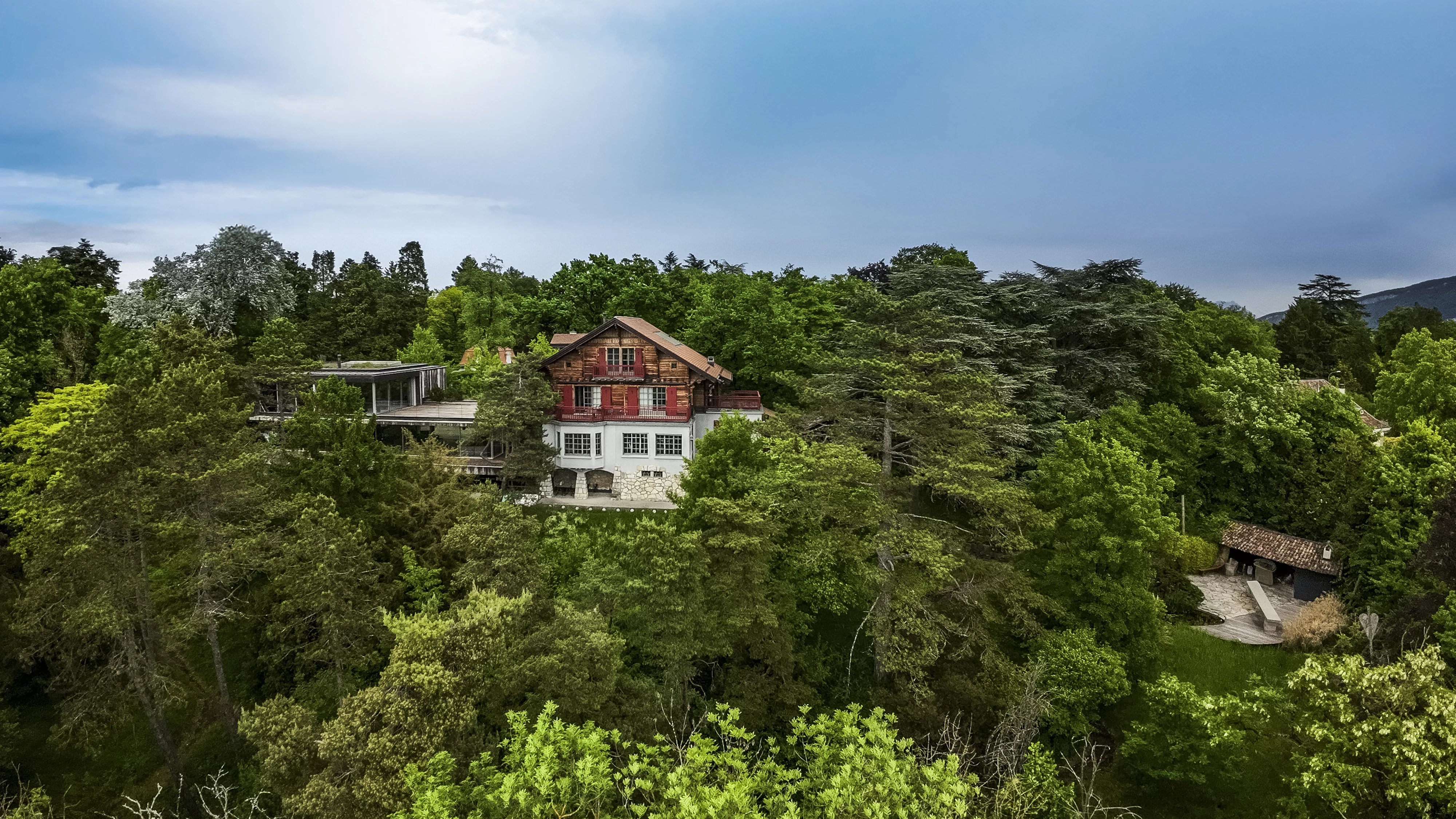 Architect-designed home in Conches, surrounded by nature, light, and panoramic views