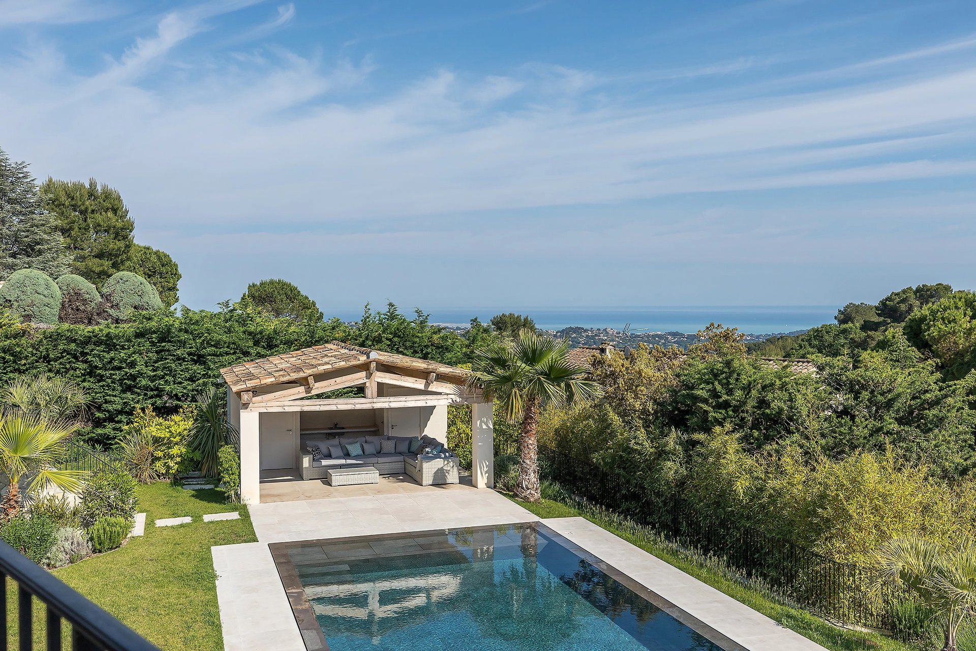 Close to Saint-Paul de Vence - Luxurious Villa within a closed domain