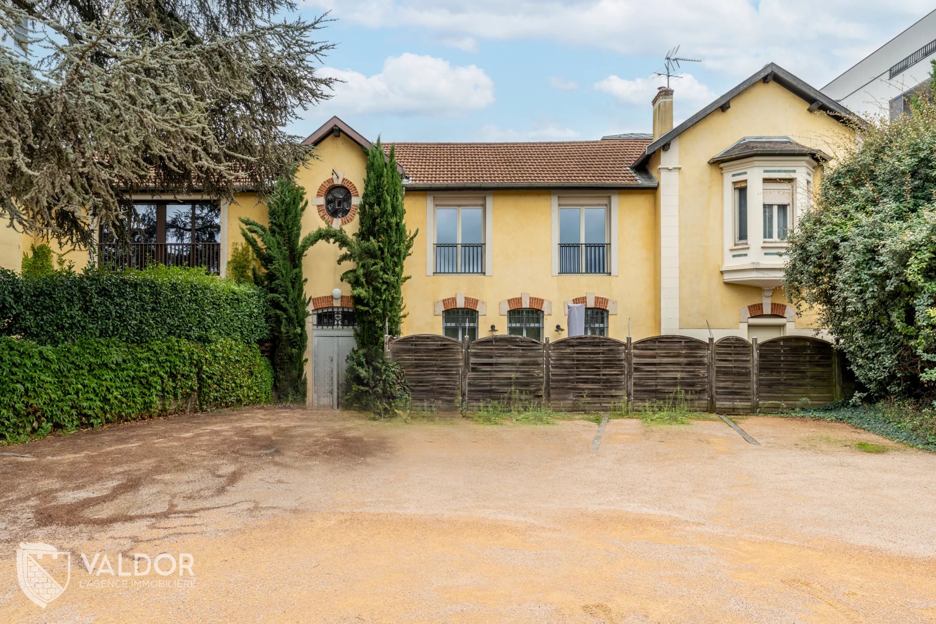 Charme de l'ancien et commodités à pied pour ce duplex de 100m² au sol