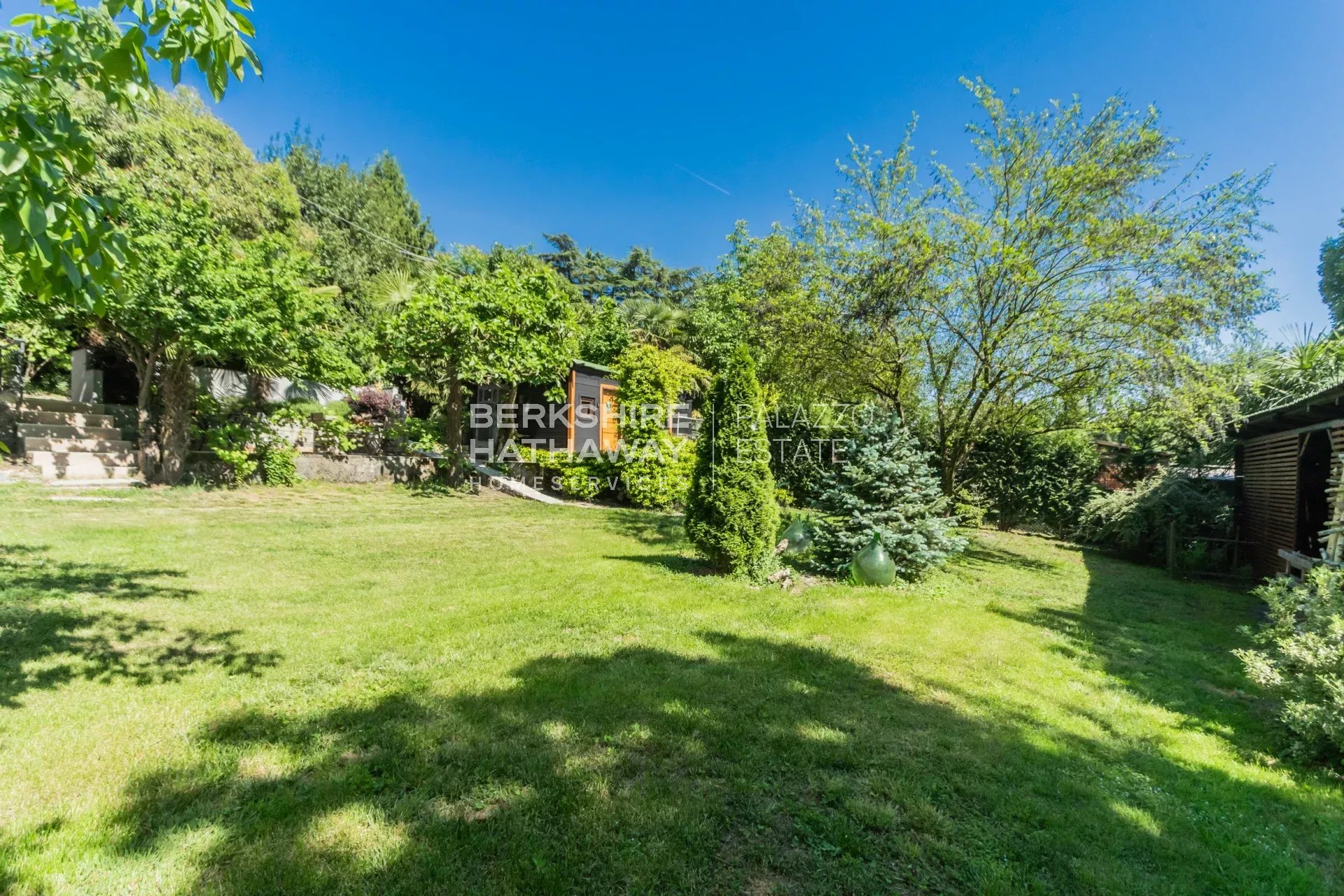 Villa bifamiliare con giardino a Biandronno, a pochi passi dal Lago di Varese