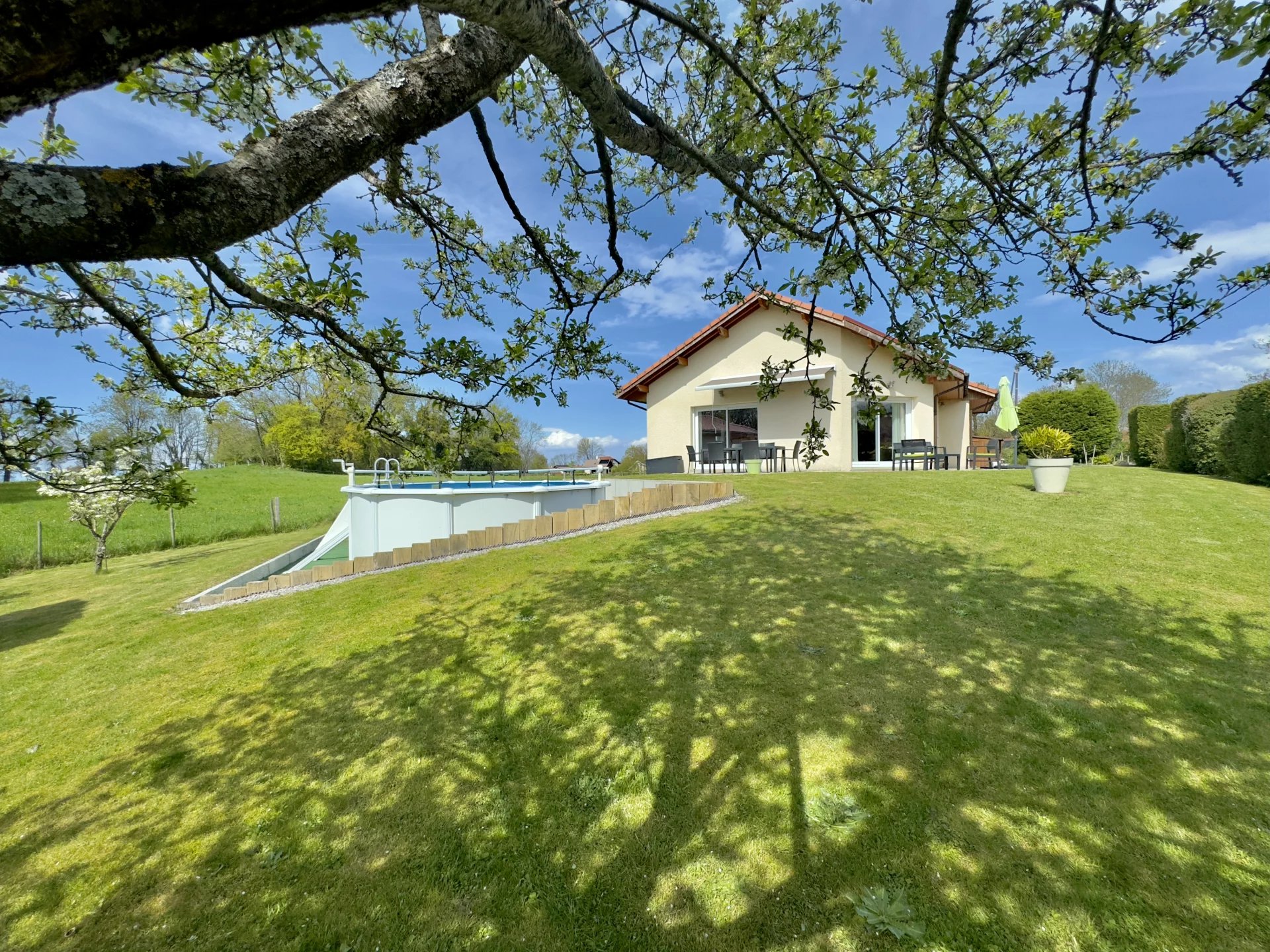 Maison de plain-pied avec jardin, piscine et vue dégagée