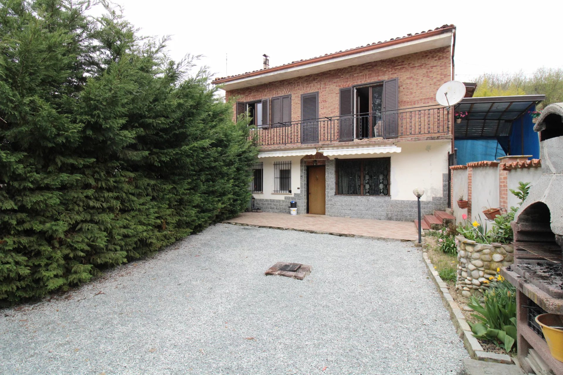 Casa indipendente su tre lati