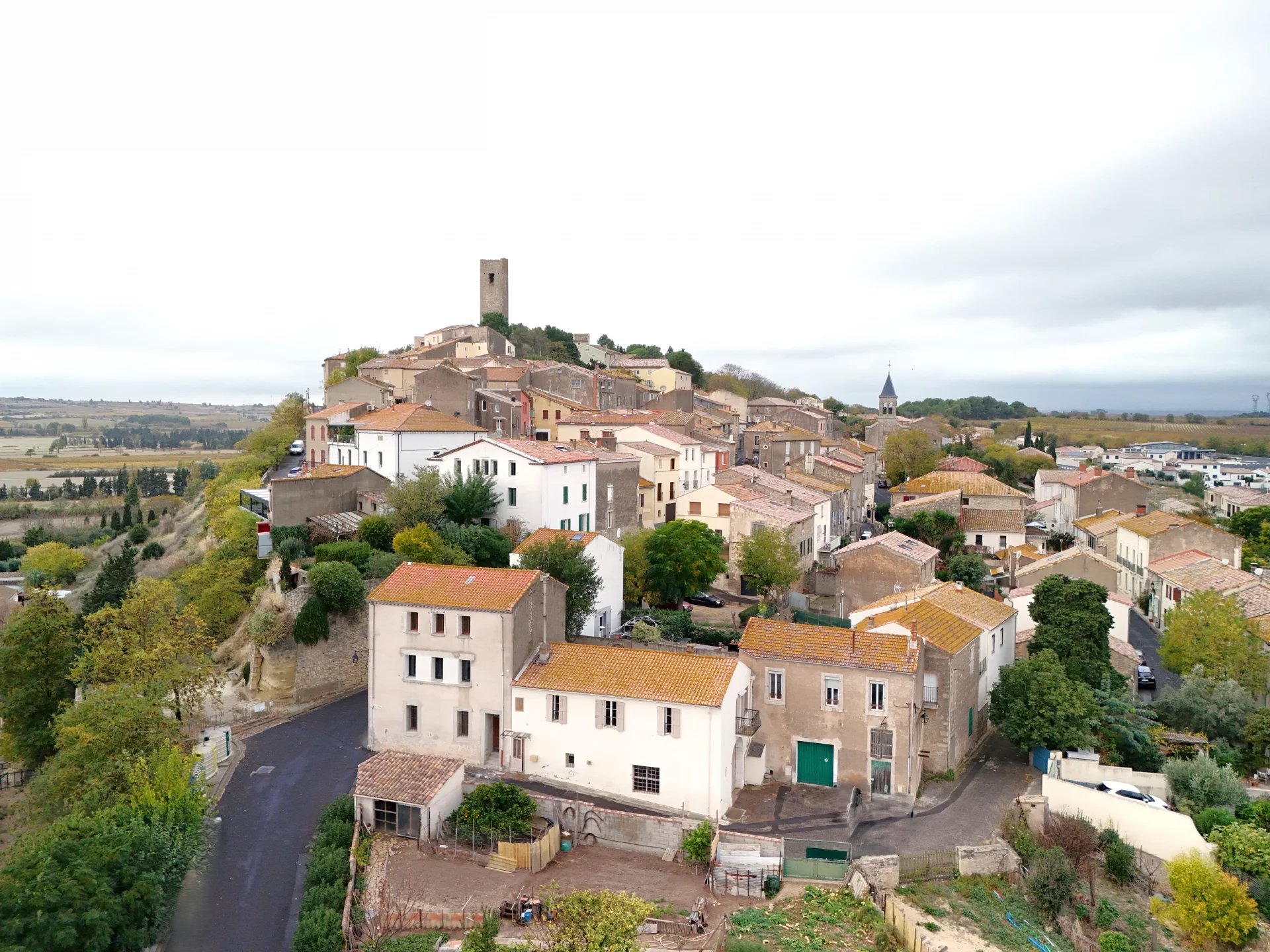 Montady – Maison au cœur du village • Ancienne forge • Appartement de 93 m² à l’étage + espace de 90 m² au rez-de-chaussée