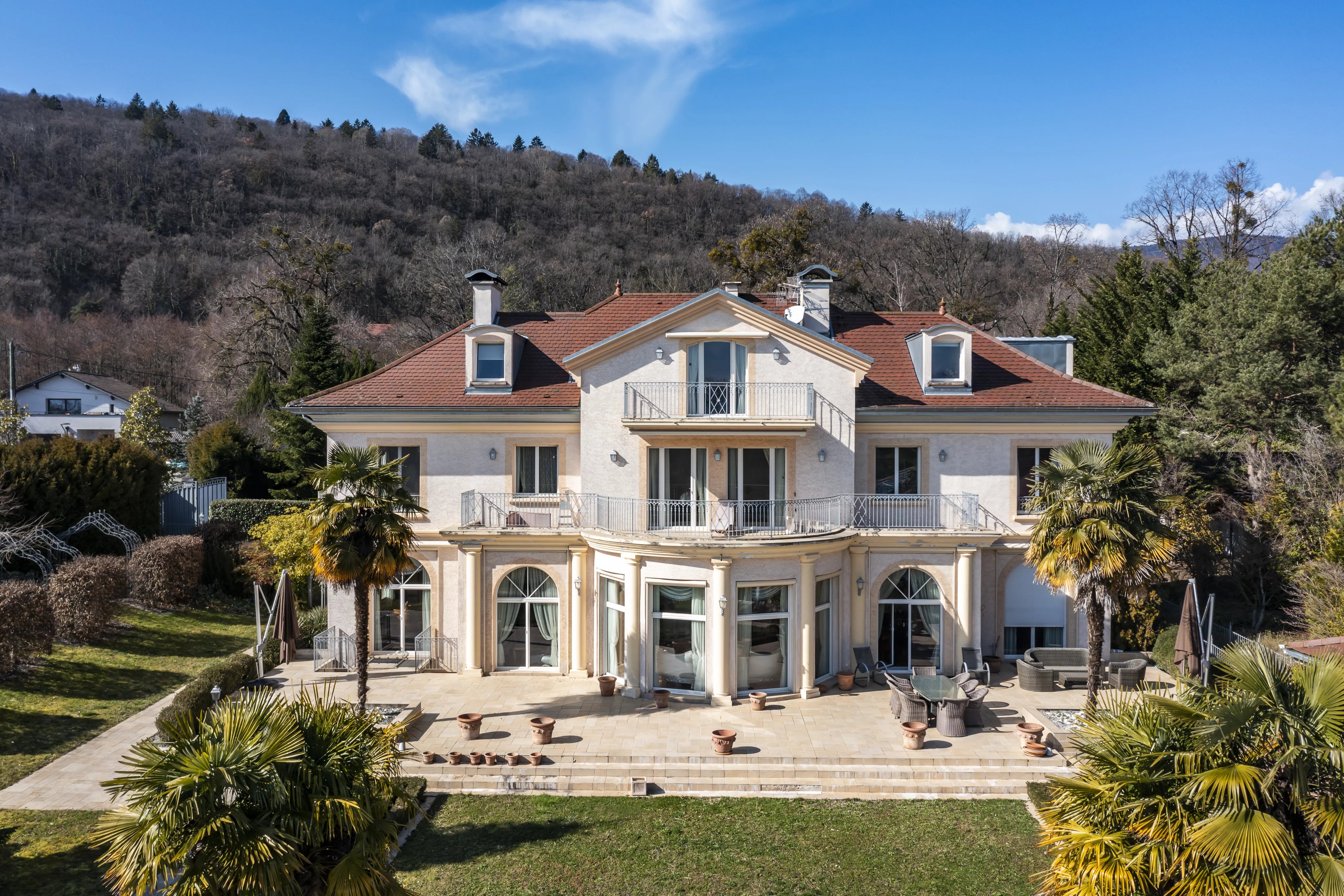 Demeure d'exception dans un parc paysagé avec vue Mont-Blanc et terrain constructible