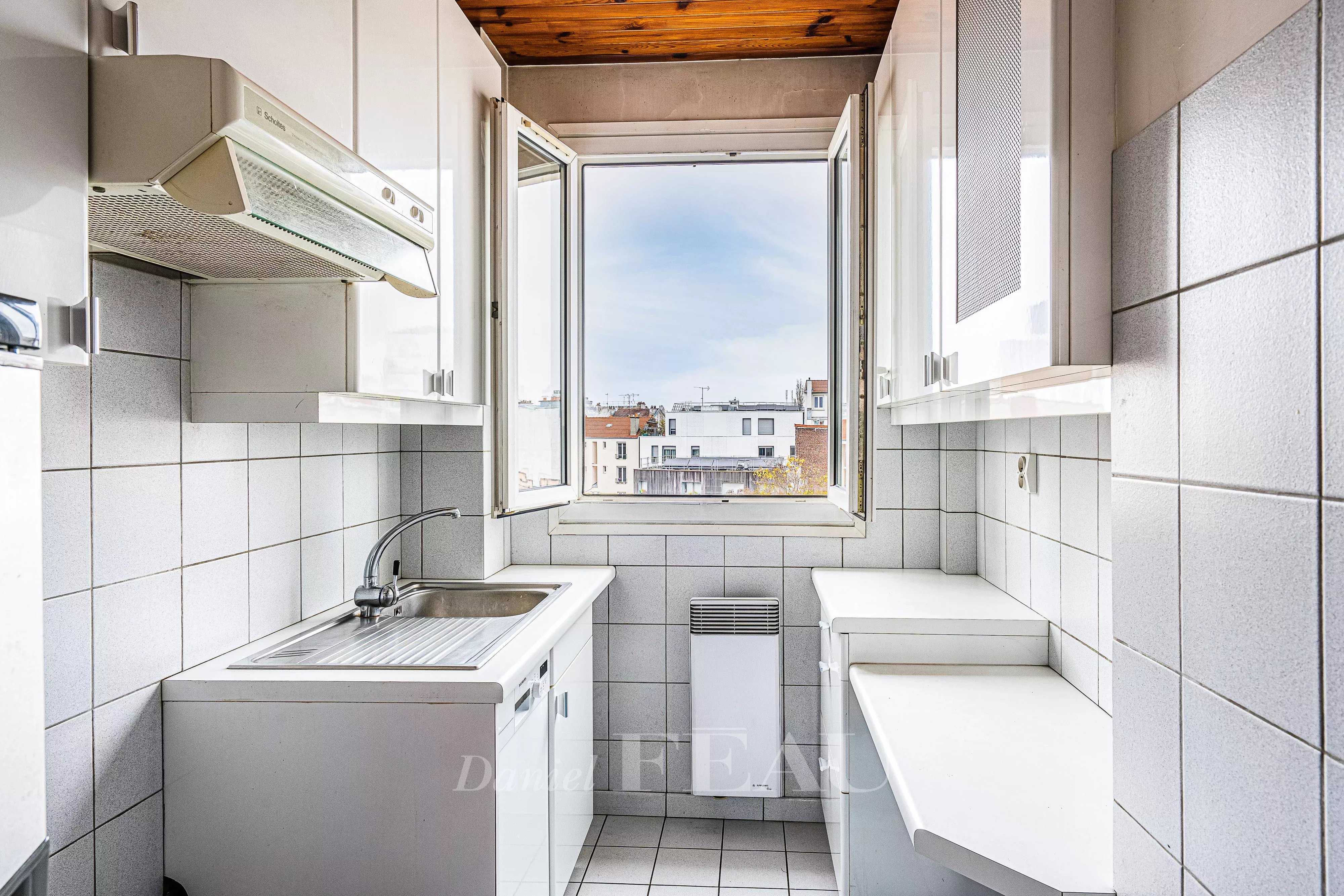 Cuisine avec vue dégagée sur cour 