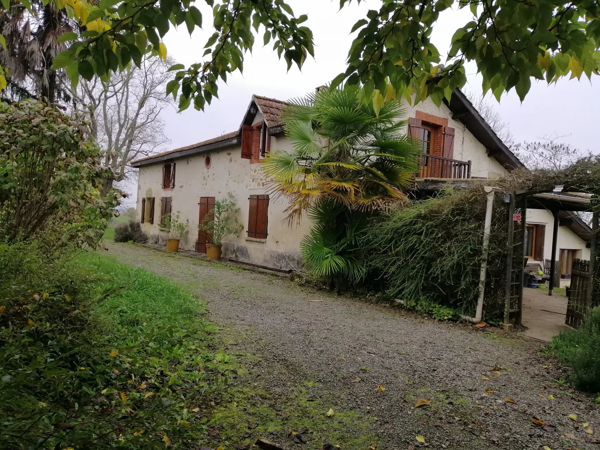 Maison de caractère et grange situées dans un  cadre privé et paisible