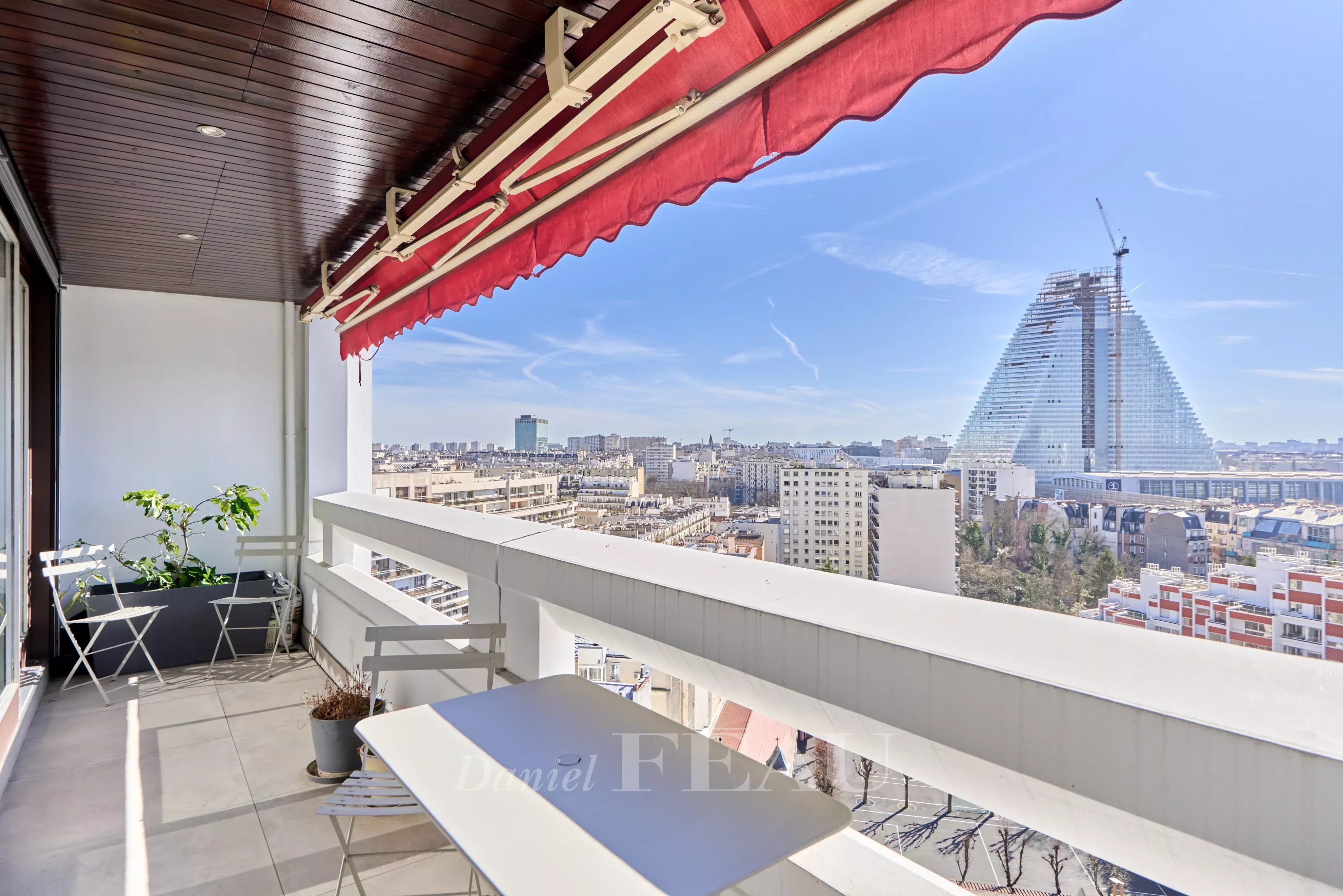 Paris 15th District –  A 2-bed apartment with a balcony commanding open views