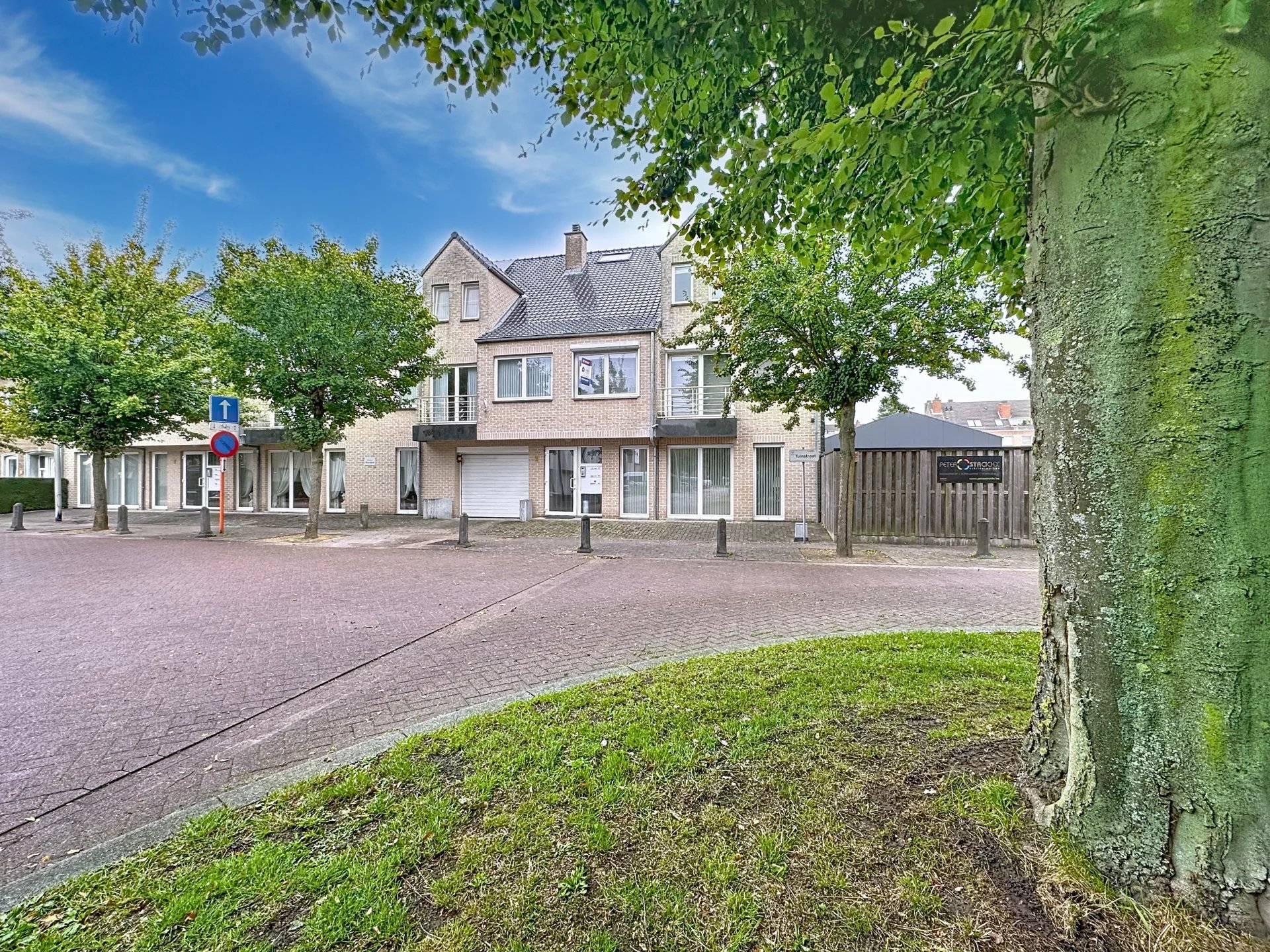 Luxueus duplex appartement met privé-lift, 3 slaapkamers, terras, ondergrondse parkeerplaats en ruime kelderberging.