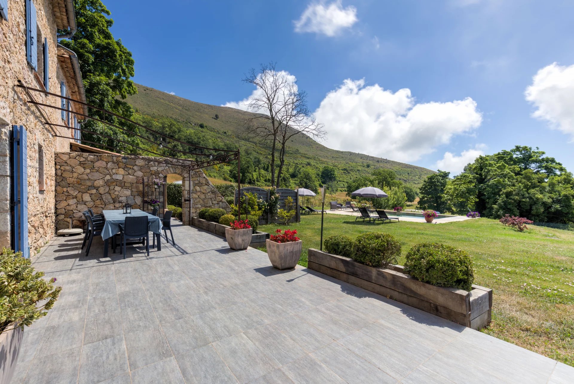 A charming period country house with panoramic sea view 12